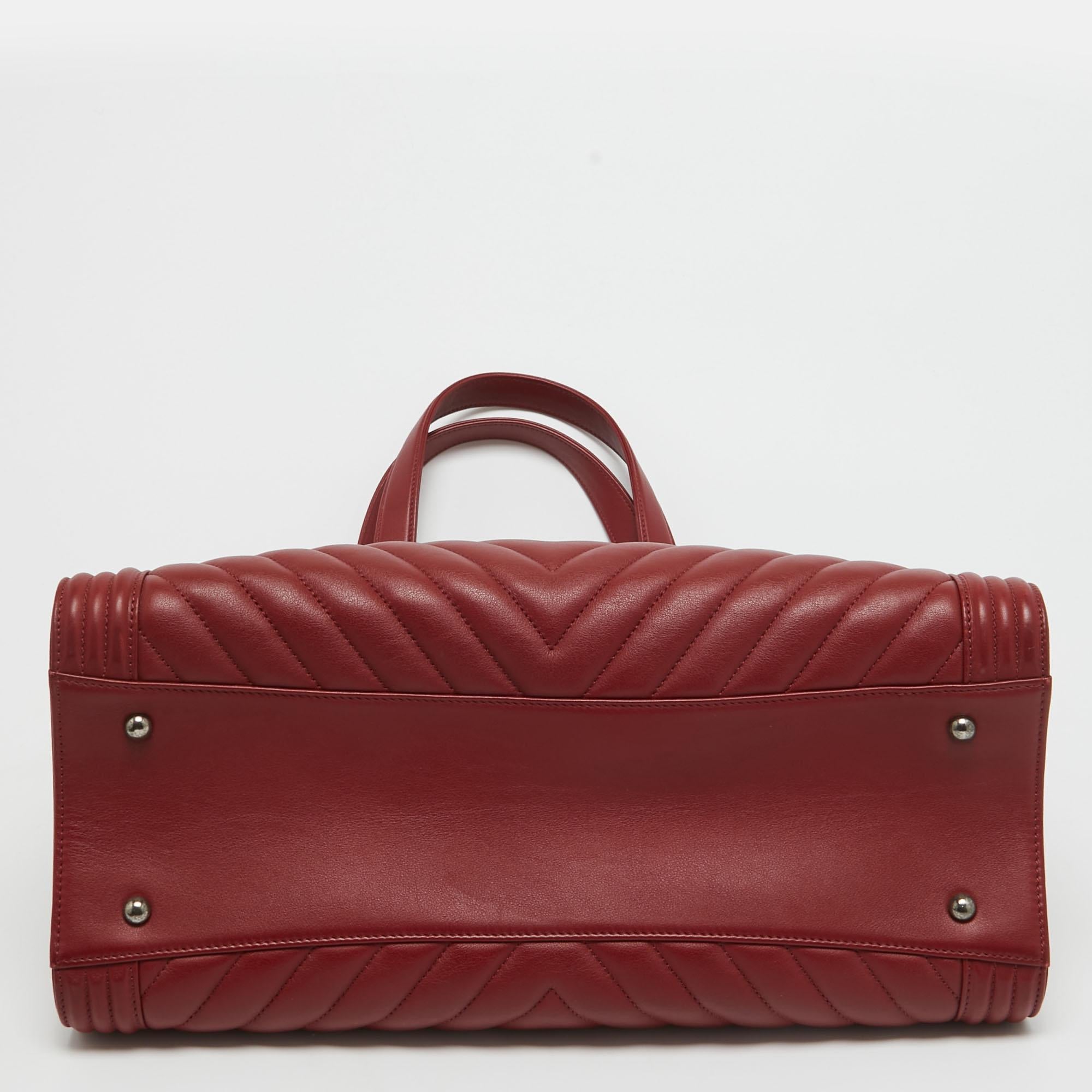 Chanel - Grand sac fourre-tout Boy Shopper en cuir matelassé à chevrons rouge en vente 1