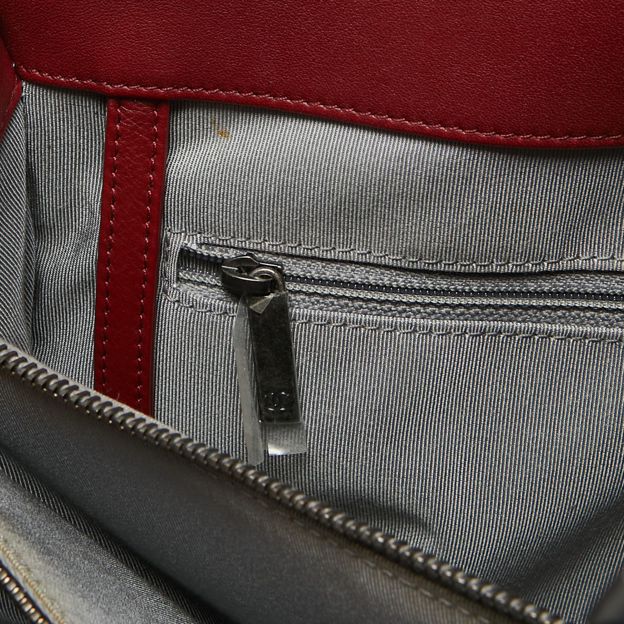 Chanel - Grand sac fourre-tout Boy Shopper en cuir matelassé à chevrons rouge en vente 2