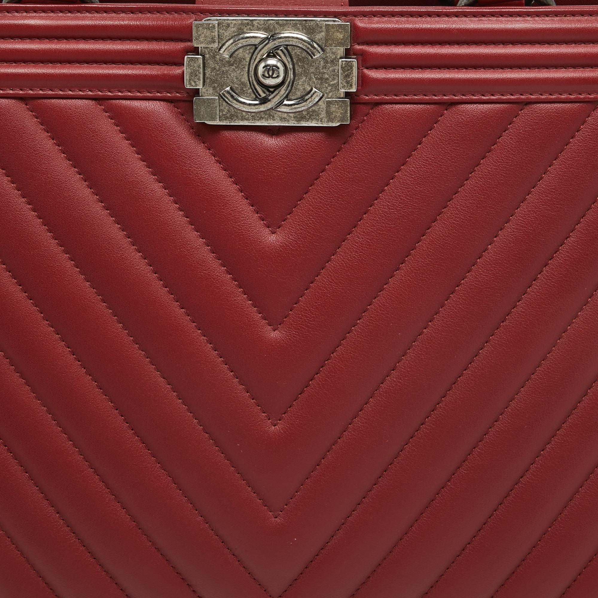 Chanel - Grand sac fourre-tout Boy Shopper en cuir matelassé à chevrons rouge en vente 3