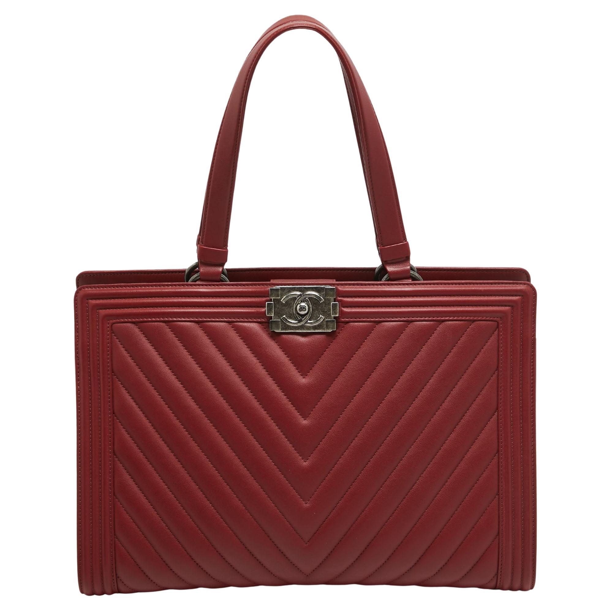 Chanel - Grand sac fourre-tout Boy Shopper en cuir matelassé à chevrons rouge en vente