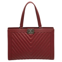 Chanel Große Boy Shopper Tote aus gestepptem Leder in Rot Chevron