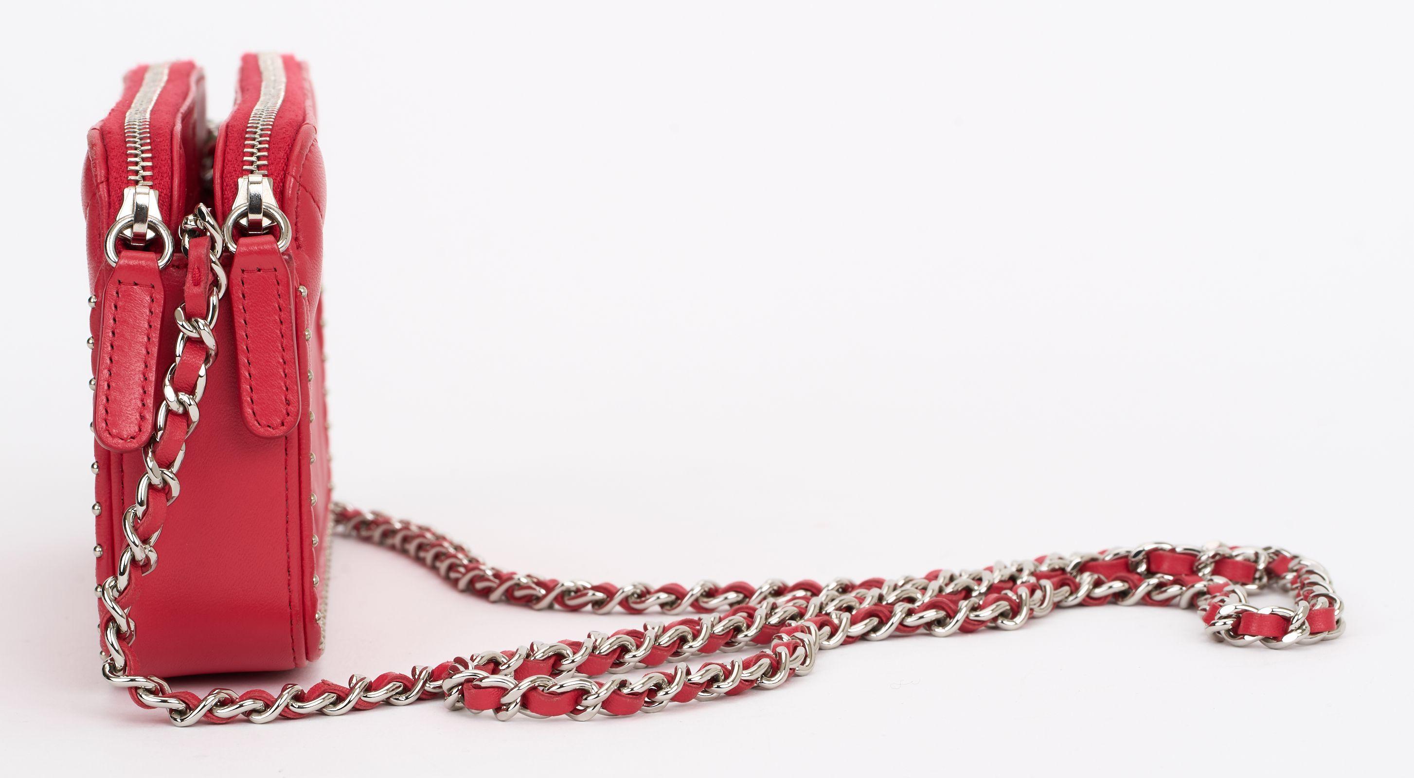 Chanel Bolso cruzado acolchado con tachuelas chevron rojo Rojo en venta