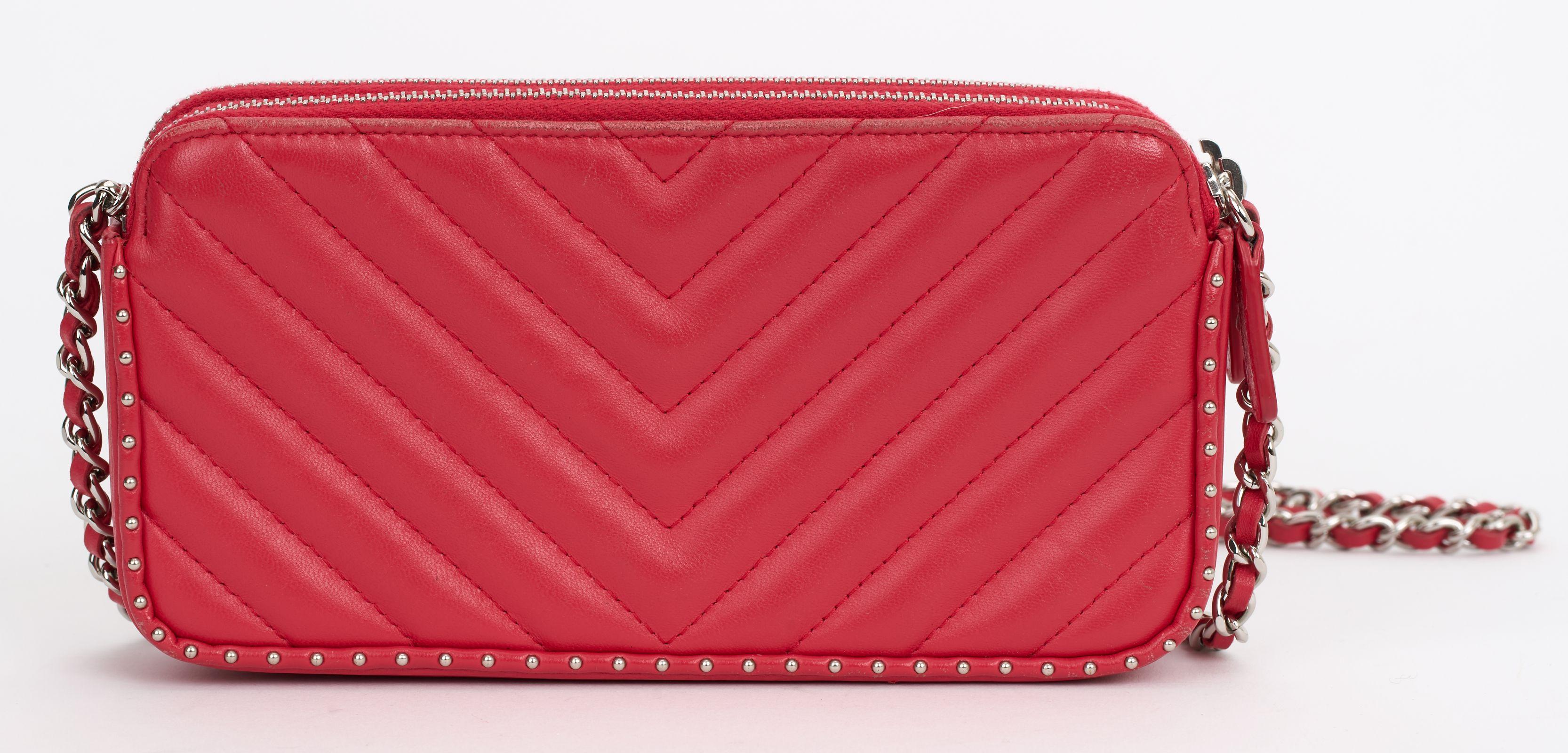 Chanel Bolso cruzado acolchado con tachuelas chevron rojo en Bueno estado para la venta en West Hollywood, CA