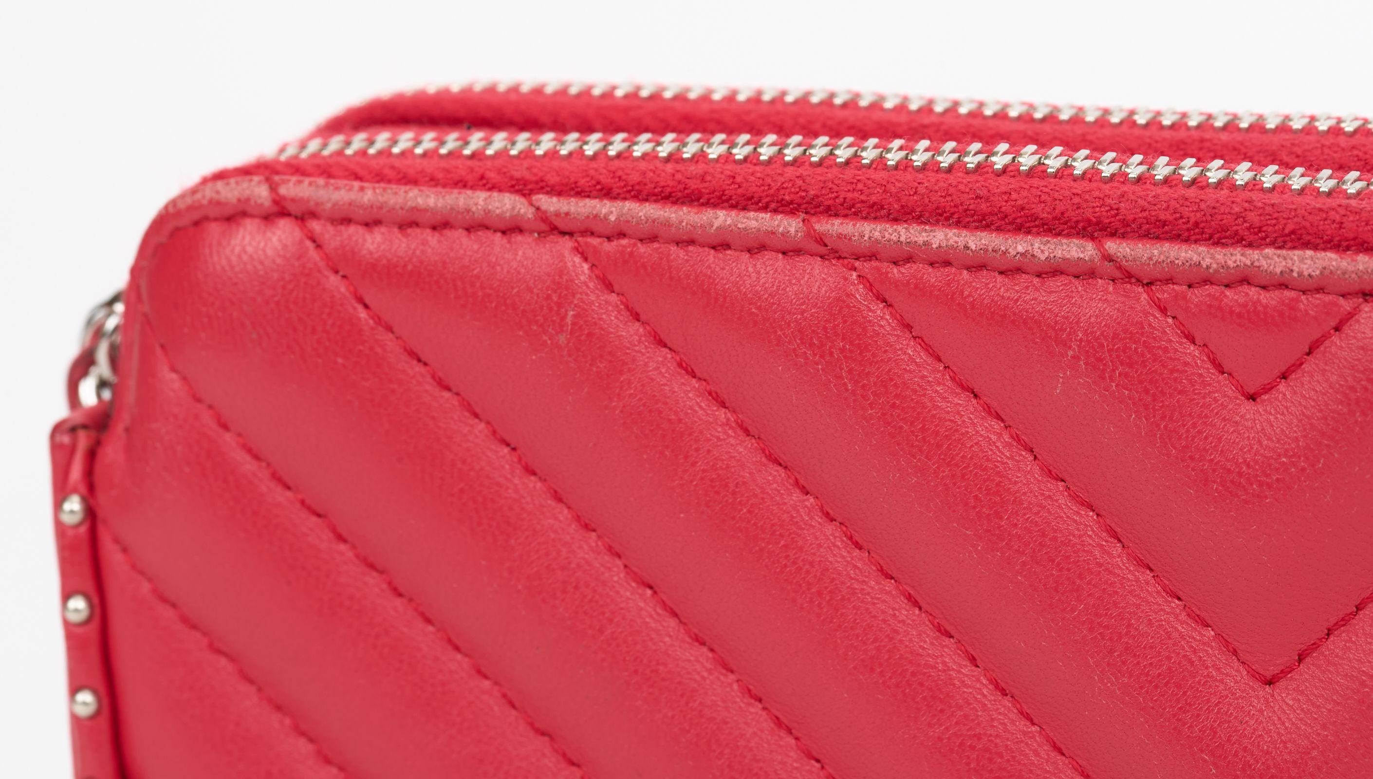Chanel Bolso cruzado acolchado con tachuelas chevron rojo en venta 1