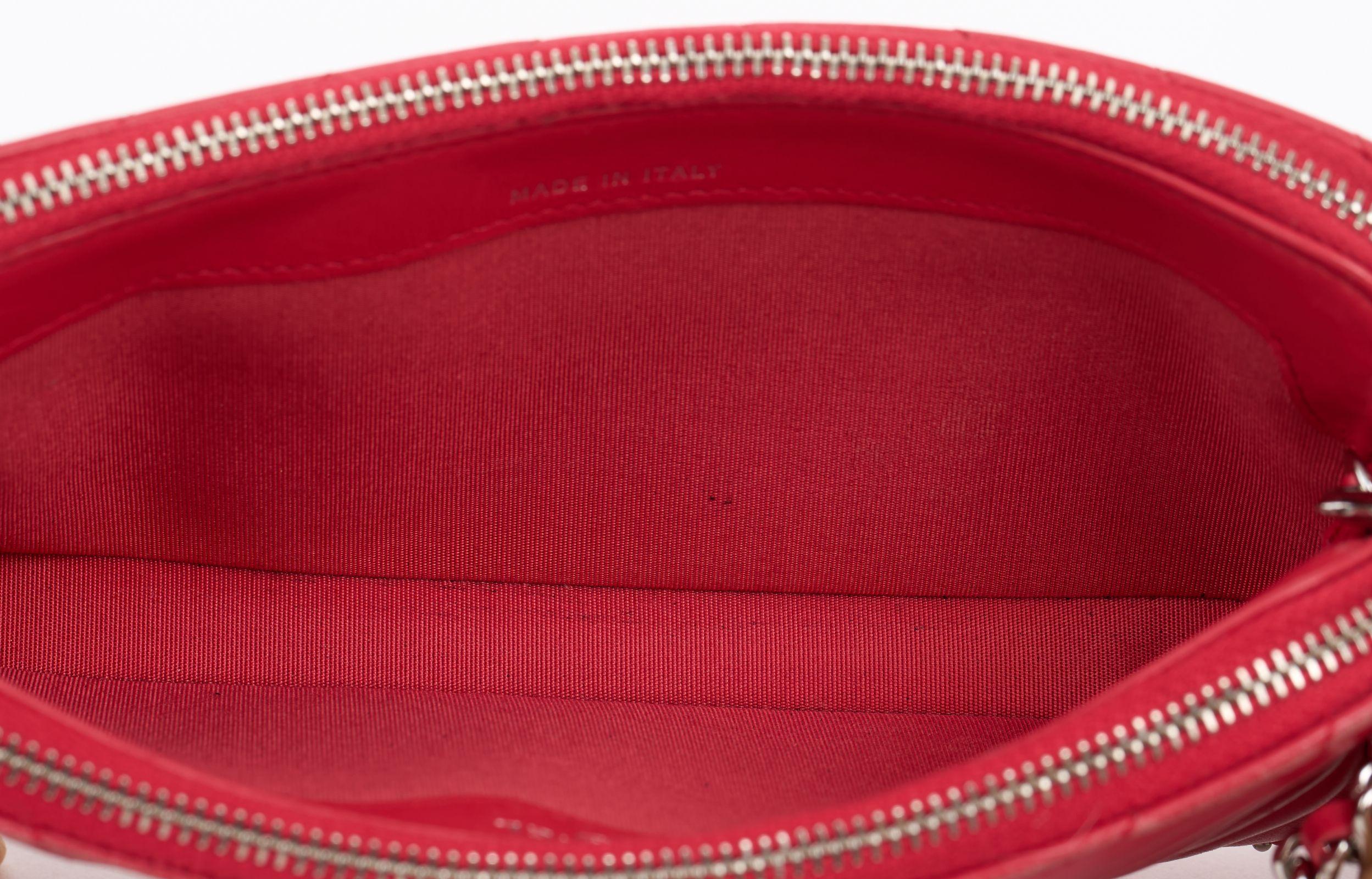 Chanel Bolso cruzado acolchado con tachuelas chevron rojo en venta 2
