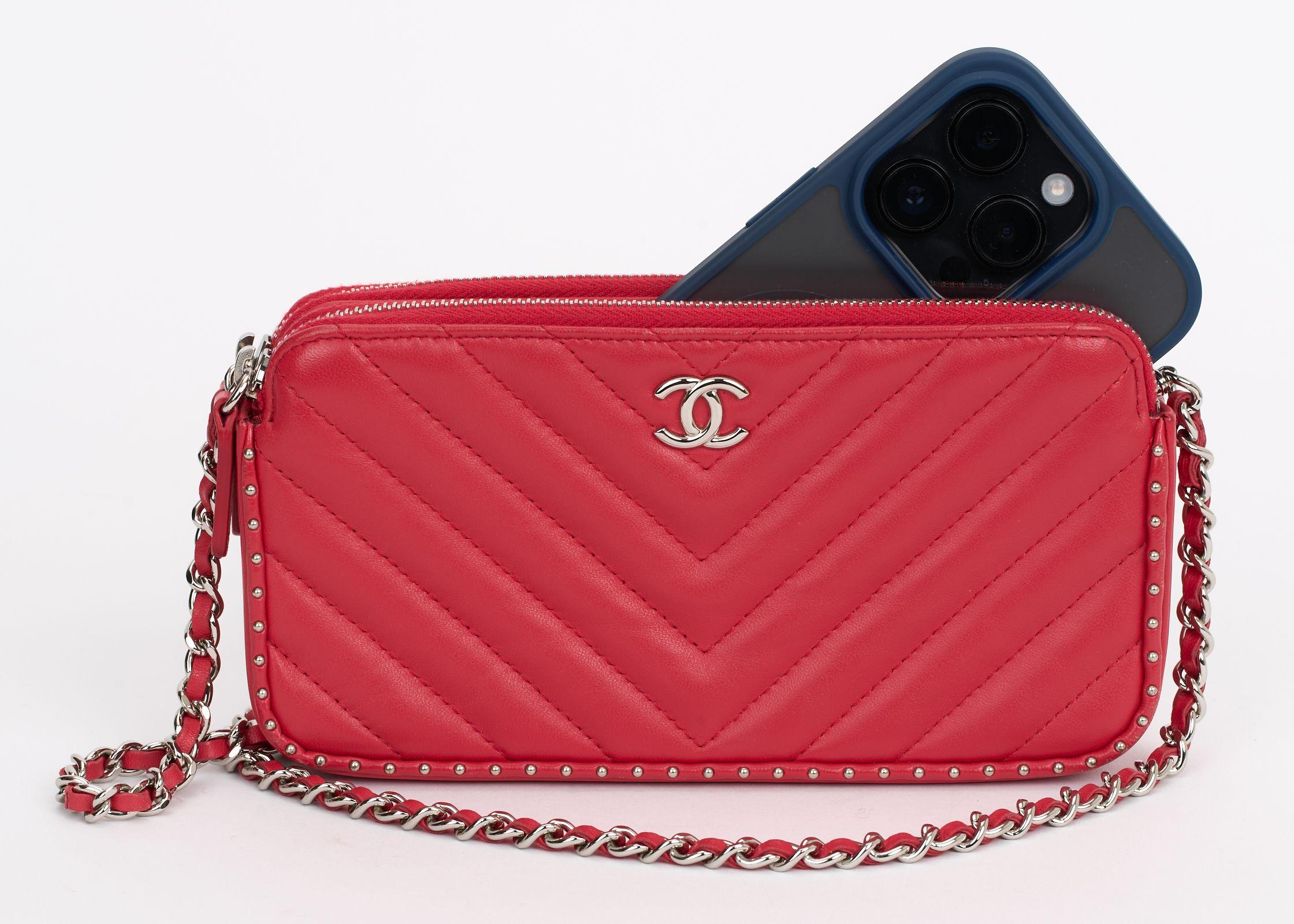 Chanel Bolso cruzado acolchado con tachuelas chevron rojo en venta 3