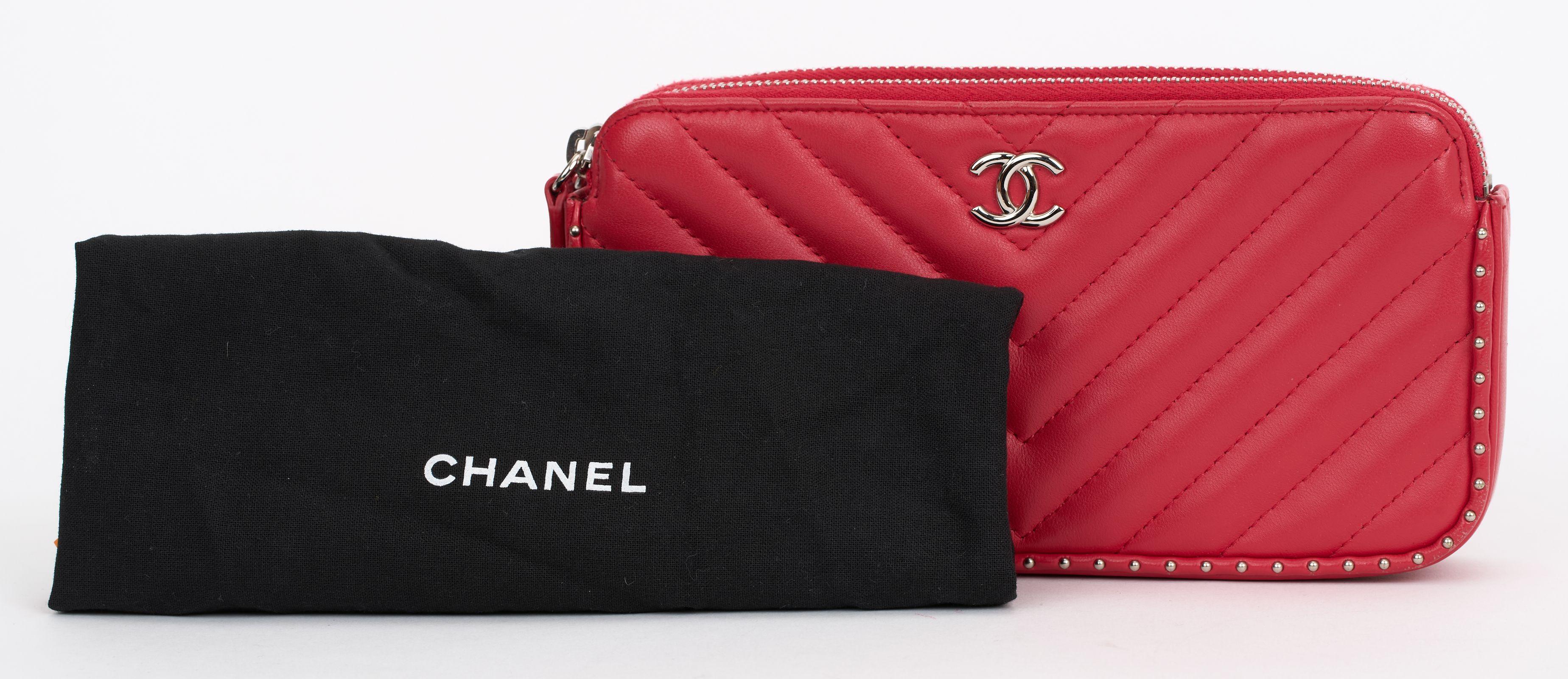 Chanel Bolso cruzado acolchado con tachuelas chevron rojo en venta 4