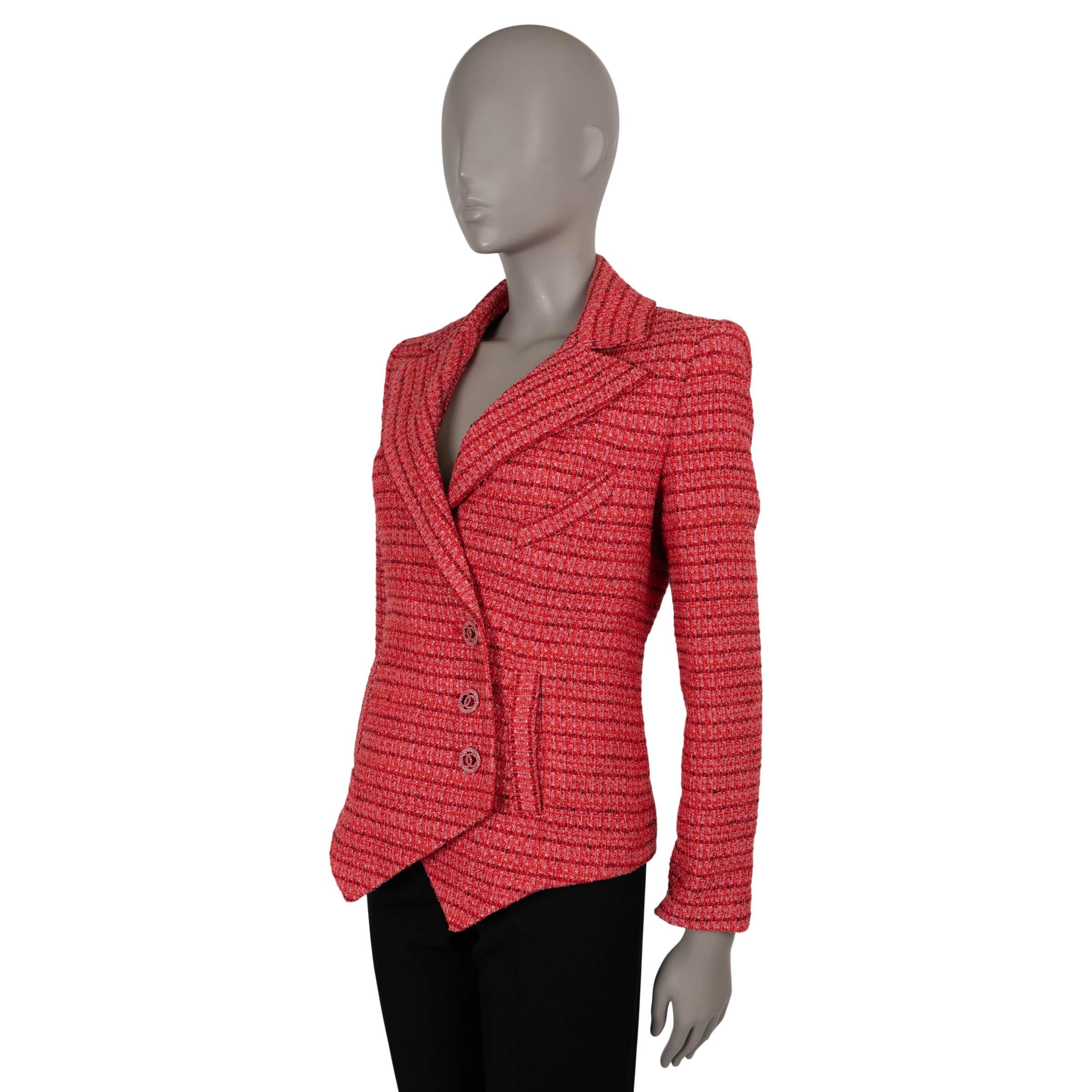 Questa giacca Chanel autentica al 100% è realizzata in tweed rosso, crema e nero in misto cotone (48% cotone, 23% poliammide, 17% acrilico, 10% acetato, 2% poliestere) con sottili strisce orizzontali. Caratterizzata da una silhouette aderente e