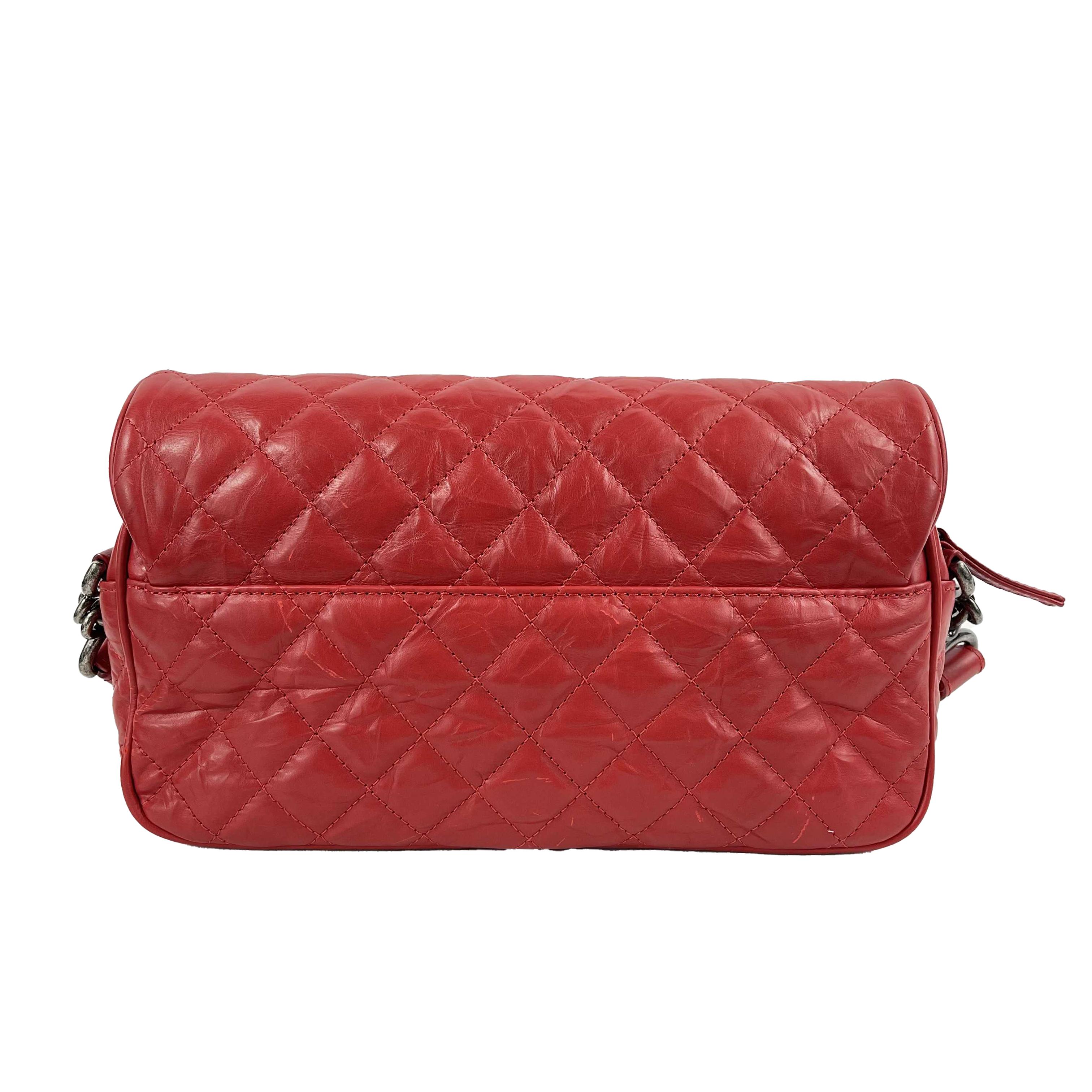 From the 2016 collection.
This quilted Chanel flap bag is crafted with crinkled red leather.
It features a silver aged CC turn lock that opens to a single compartment that can be opened by an additional zipper. The interior compartment is lined with