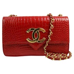 Chanel - Petit sac bandoulière de soirée à rabat en cuir crocodile exotique rouge avec logo doré