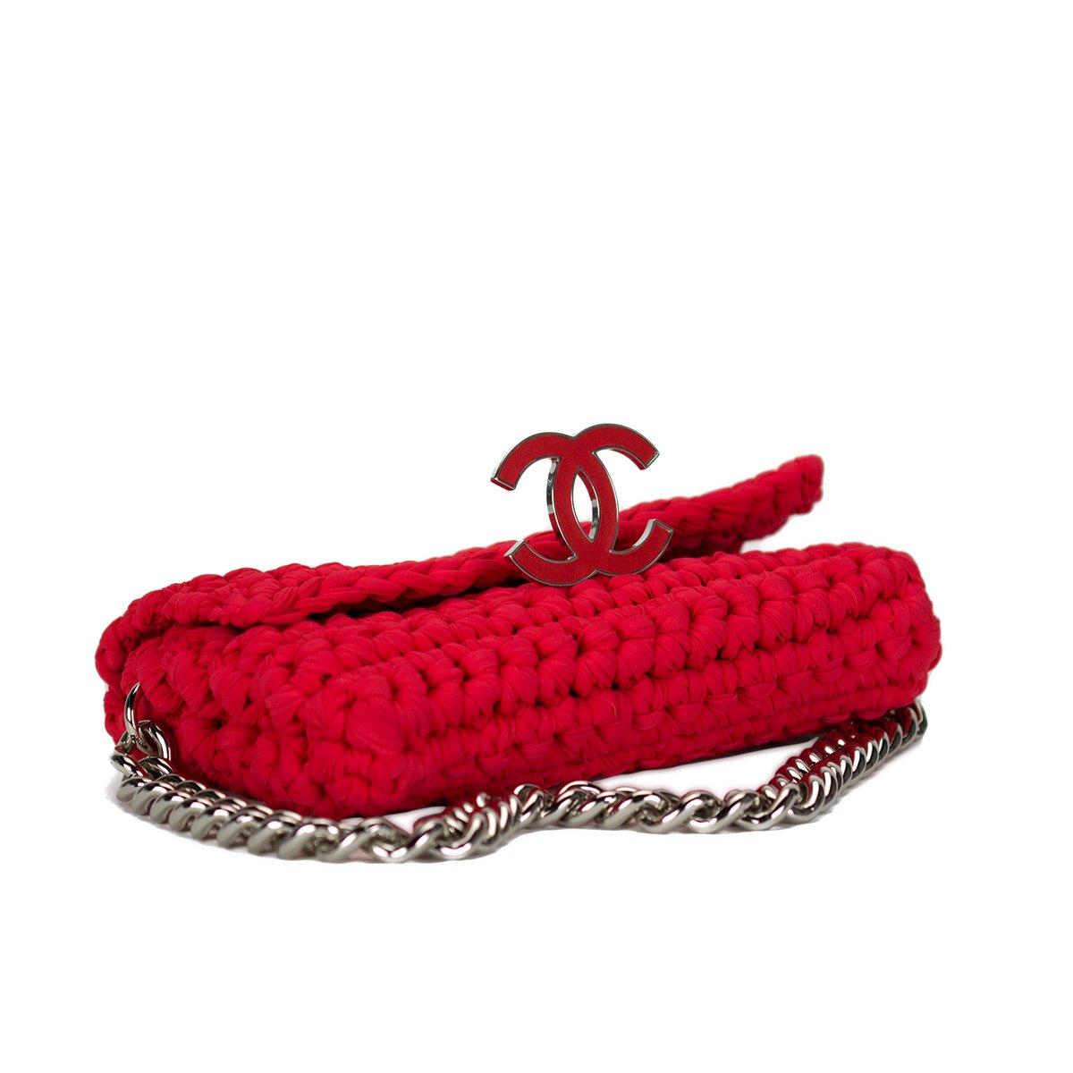 Chanel Rote Cruise Crochet Logo-Klappentasche im Zustand „Gut“ im Angebot in Miami, FL