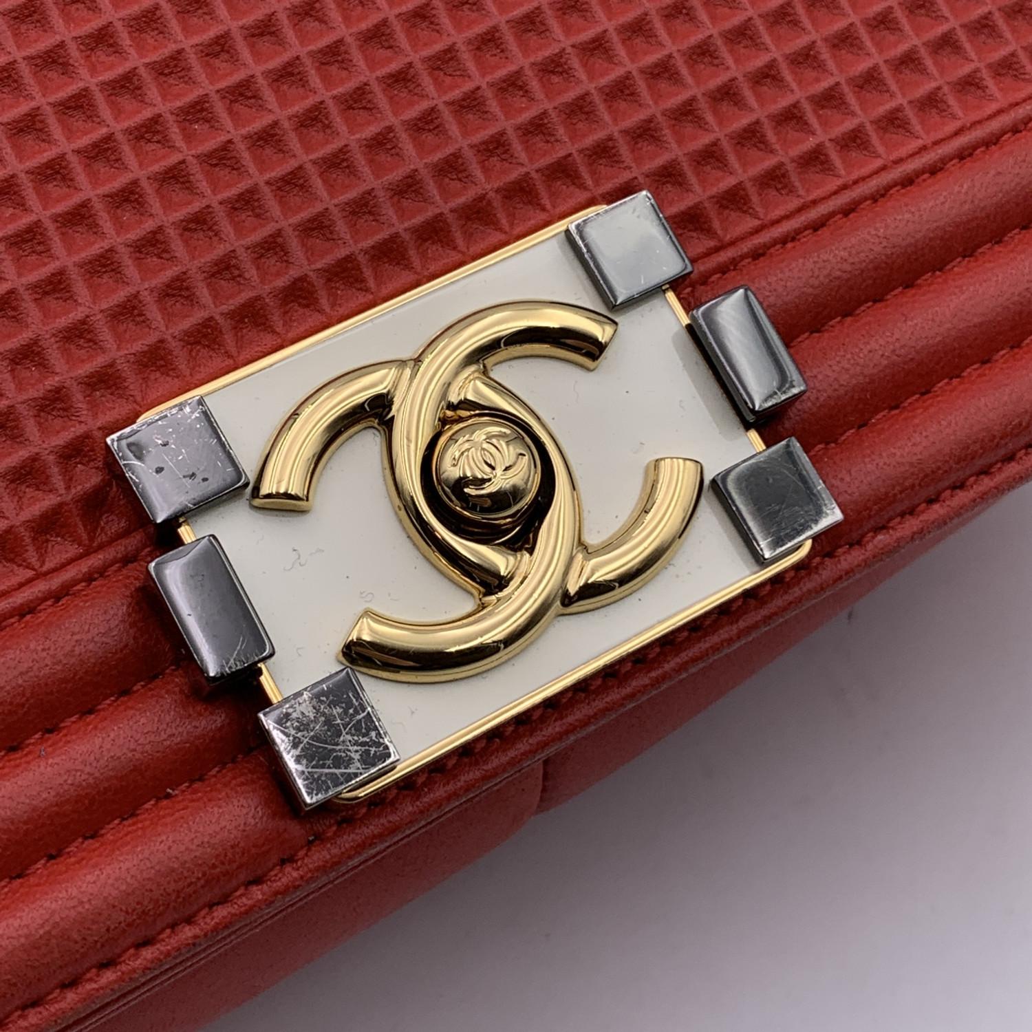 Chanel Rotes geprägtes Leder Medium Boy Umhängetasche mit Würfelprägung im Angebot 6
