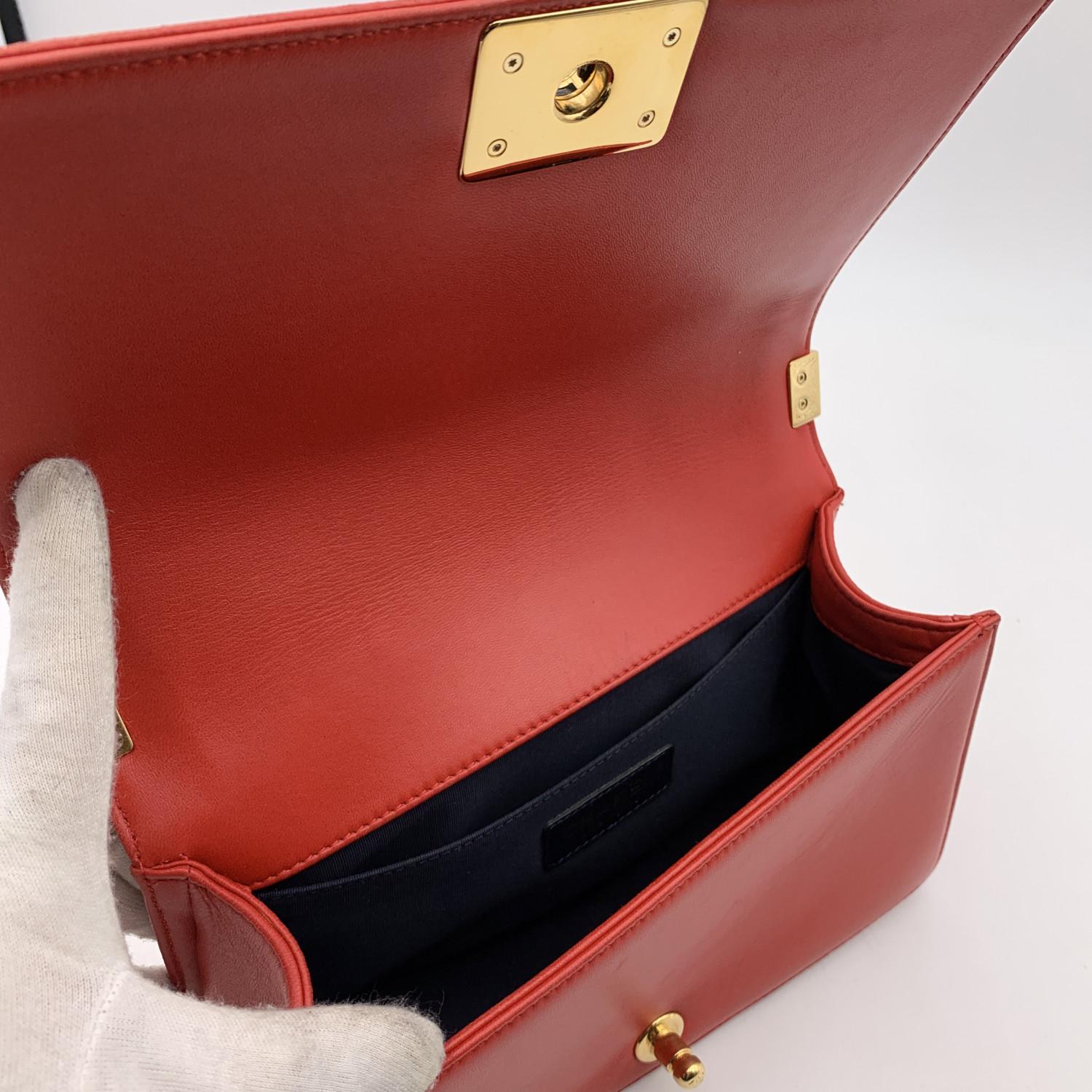 Chanel Rotes geprägtes Leder Medium Boy Umhängetasche mit Würfelprägung im Angebot 1