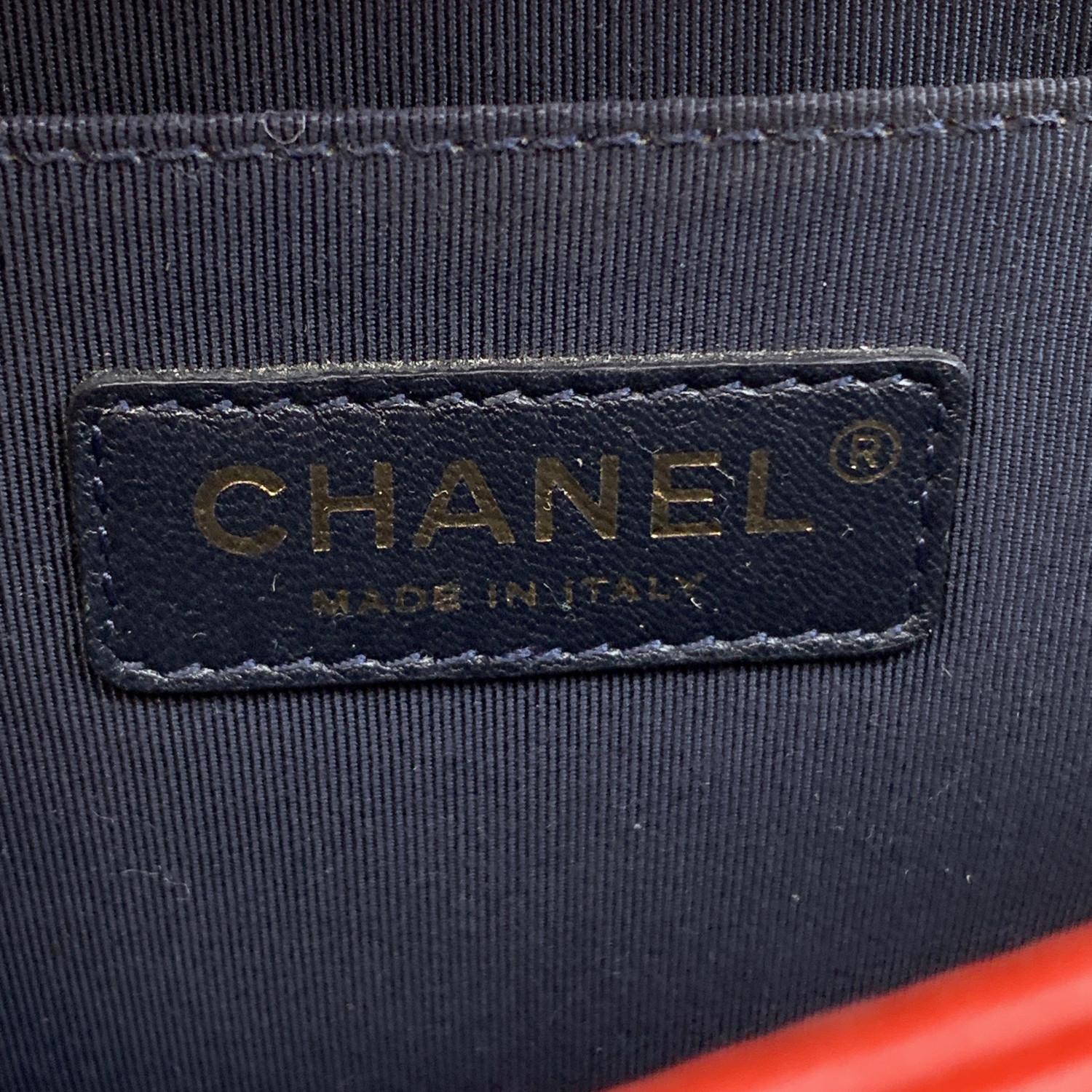 Chanel Rotes geprägtes Leder Medium Boy Umhängetasche mit Würfelprägung im Angebot 2