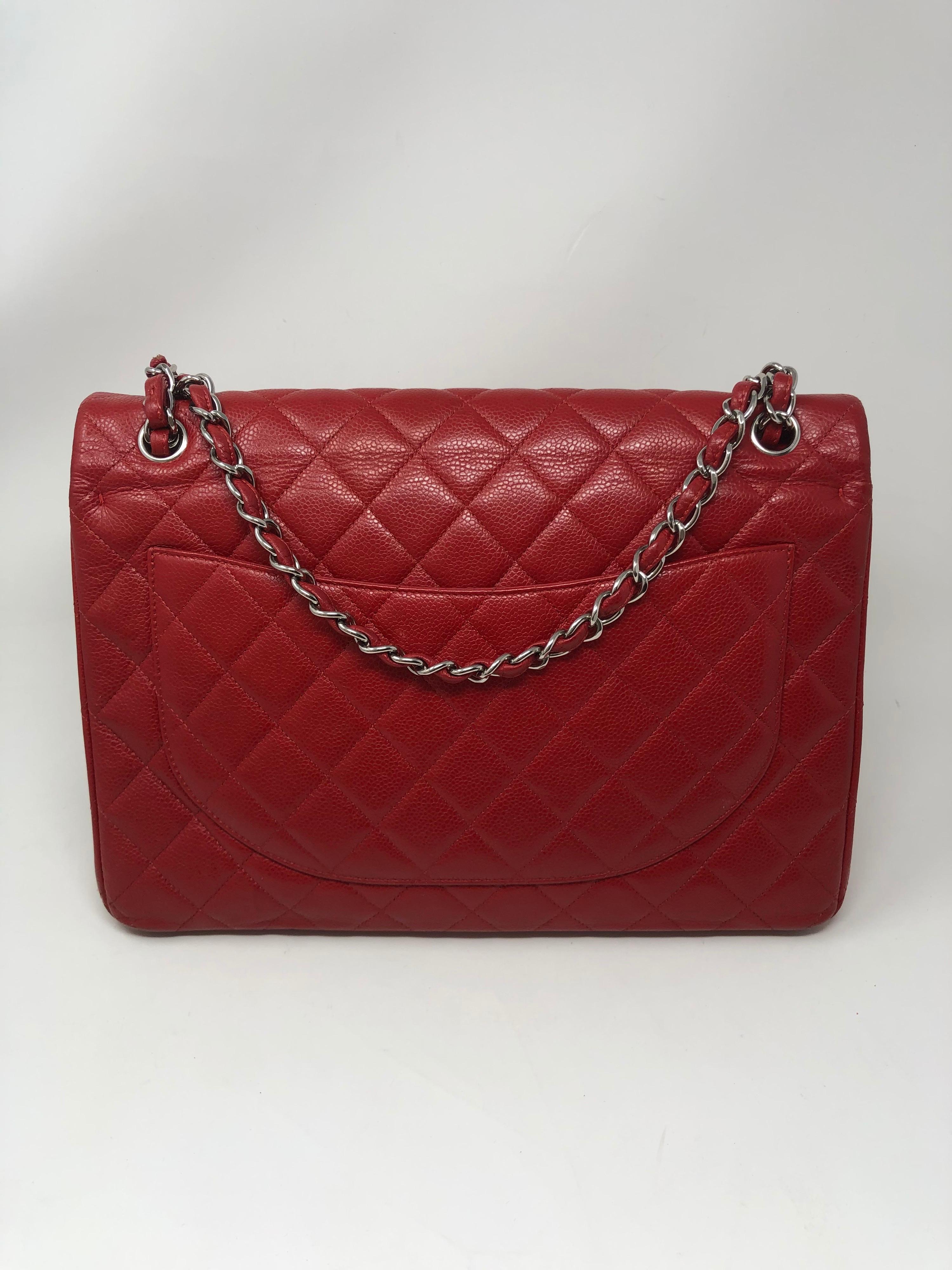 Chanel Rote Maxi-Tasche mit doppelter Klappe. Kaviarrotes Leder mit silberner Hardware. Guter Zustand. Klassischer Stil und kann sowohl als Crossbody als auch als Umhängetasche getragen werden. Die Preise für Chanel werden erhöht. Tolle Investition.