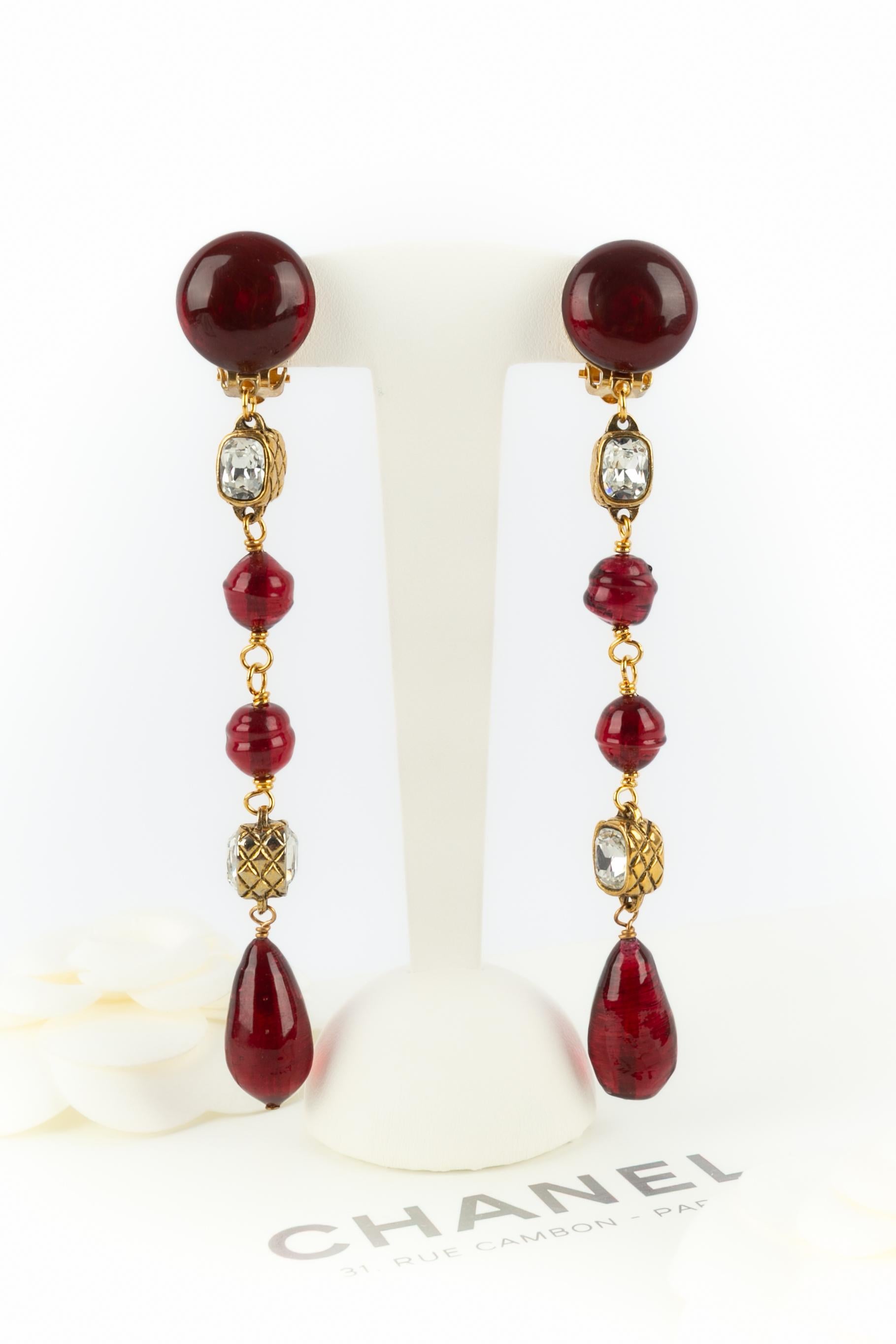 CHANEL - (Made in France) Long golden metal clip-on earrings with Swarovski rhinestones and glass paste pearls. A 2cc3 Collection under the artistic direction of Karl Lagerfeld.

Condition:
Very good condition

Dimensions:
Length: 11.5 cm

SKU:BOB62
