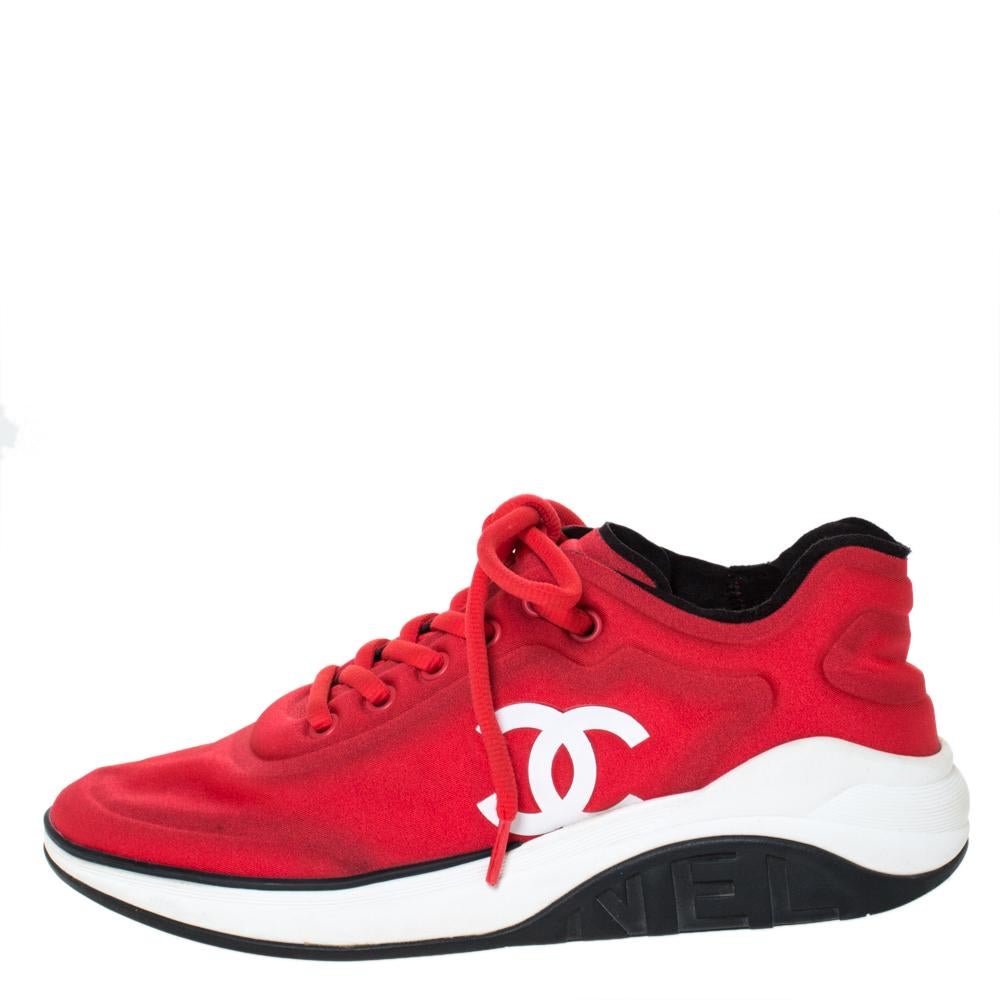 Estas zapatillas de Chanel son tan chic que te encantará llevarlas en tus salidas divertidas. Las zapatillas están confeccionadas en tejido rojo y tienen forma de puntera redonda. Lucen cordones en la parte delantera y el logotipo CC. Se completan