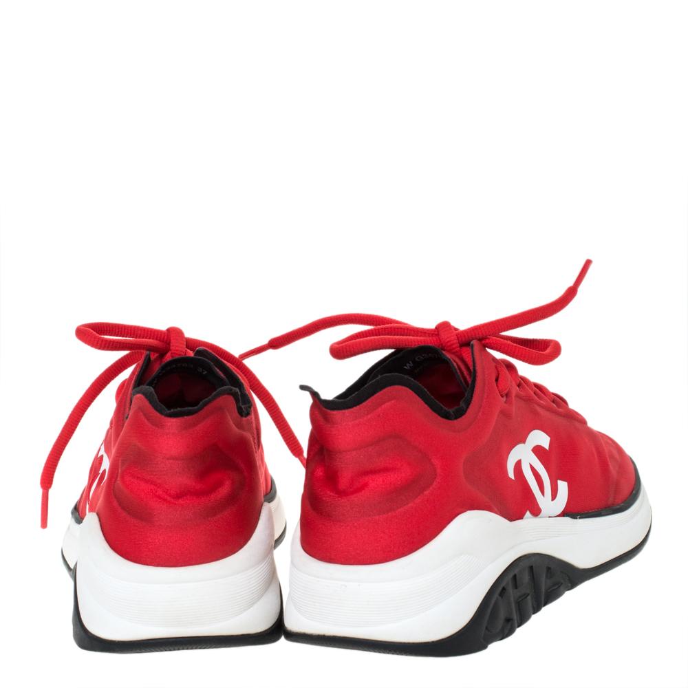 Chanel Zapatillas con cordones CC de tela roja Talla 37 en Bueno Estado en Dubai, Al Qouz 2