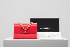 Chanel Rote Klappentasche mit goldenen gebürsteten Beschlägen, selten