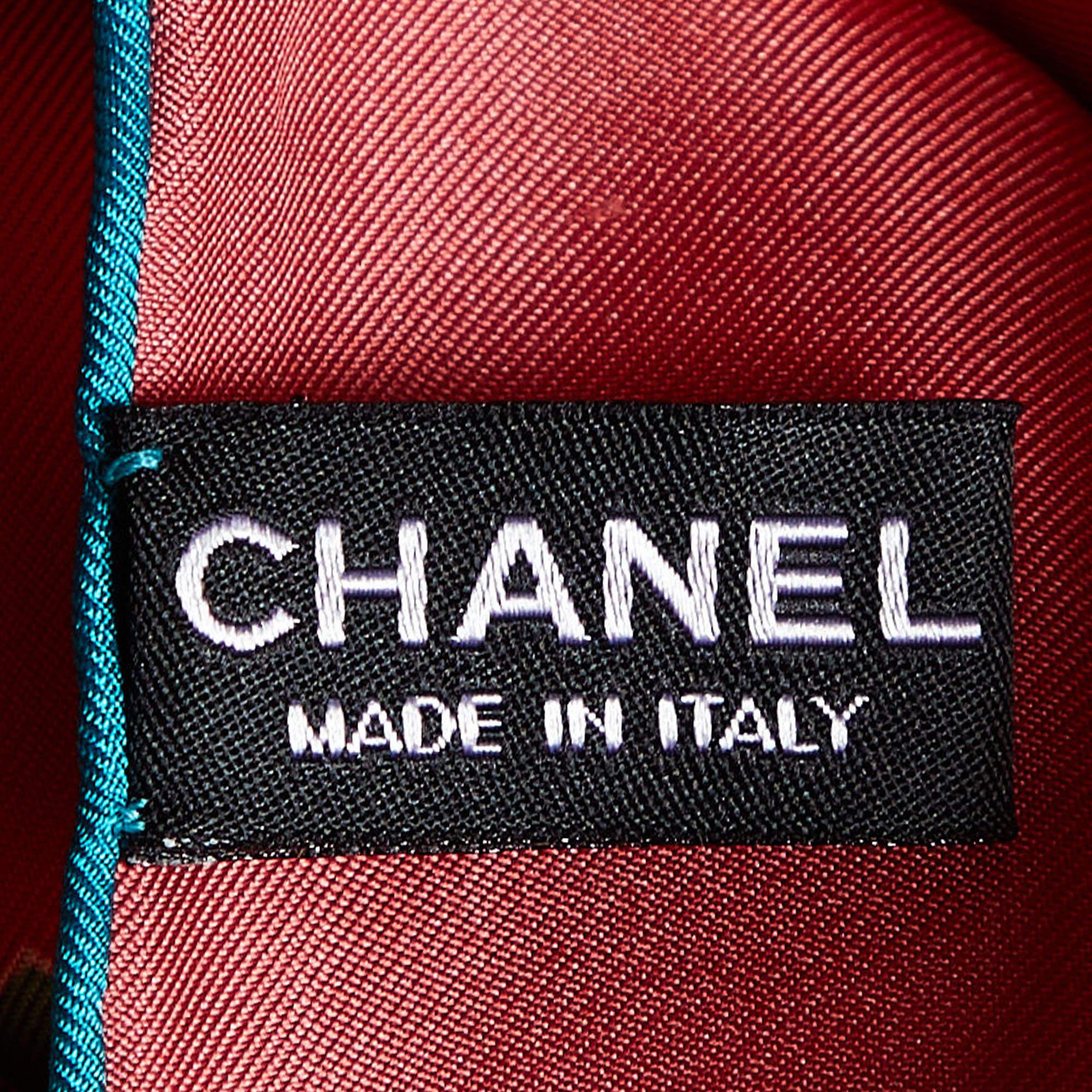 Chanel Rot Geometrisches Logo Print Seidenschal Quadratisch im Angebot 1