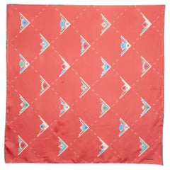 Chanel - Écharpe carrée en soie rouge imprimée de logos géométriques