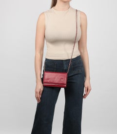 Chanel Rote Mademoiselle-Jacke aus Ziegenleder mit geprägter Brieftasche an Kette WOC aus Leder