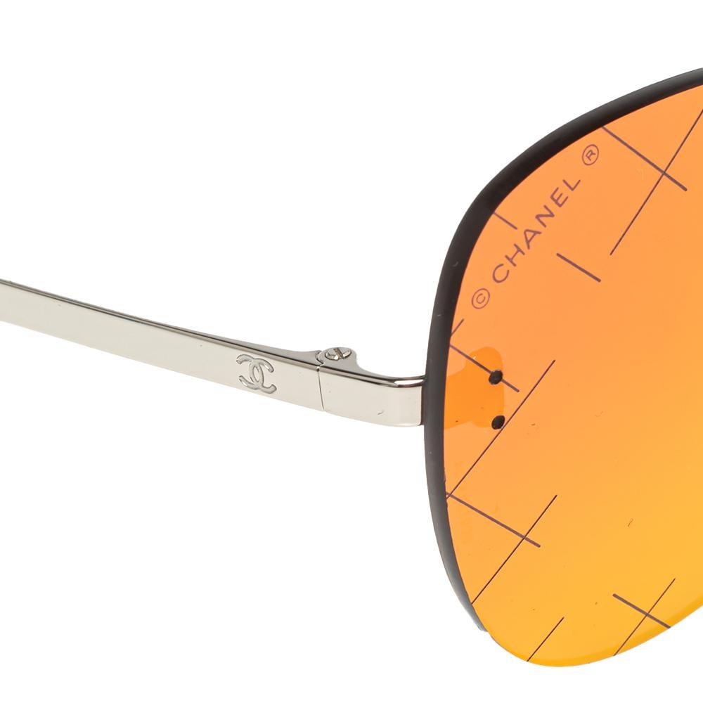 Die Pilotenbrille ist die stilvollste Sonnenbrille für jeden, der sich gerne im Freien aufhält. Der fein geformte Rahmen dieser Chanel-Sonnenbrille formt eine schmeichelhafte Silhouette um das Gesicht und sitzt gut auf der Nase. Der Schutz vor den
