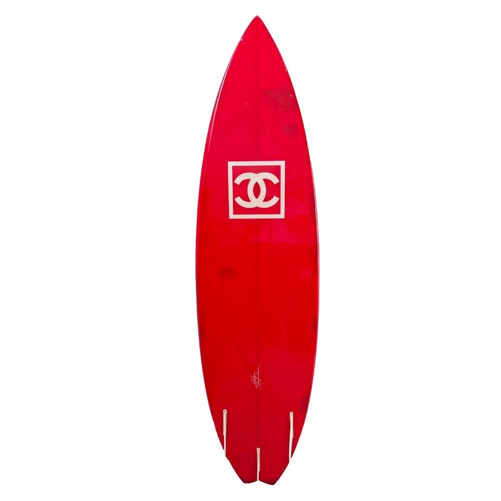Machen Sie sich bereit für eine Welle mit diesem limitierten Chanel Surfboard aus Vorbesitz von 2015. Das Surfbrett, das erstmals auf Karl Lagerfelds Frühjahr/Sommer-Laufsteg 1991 zu sehen war, ist inzwischen ein fester Bestandteil der