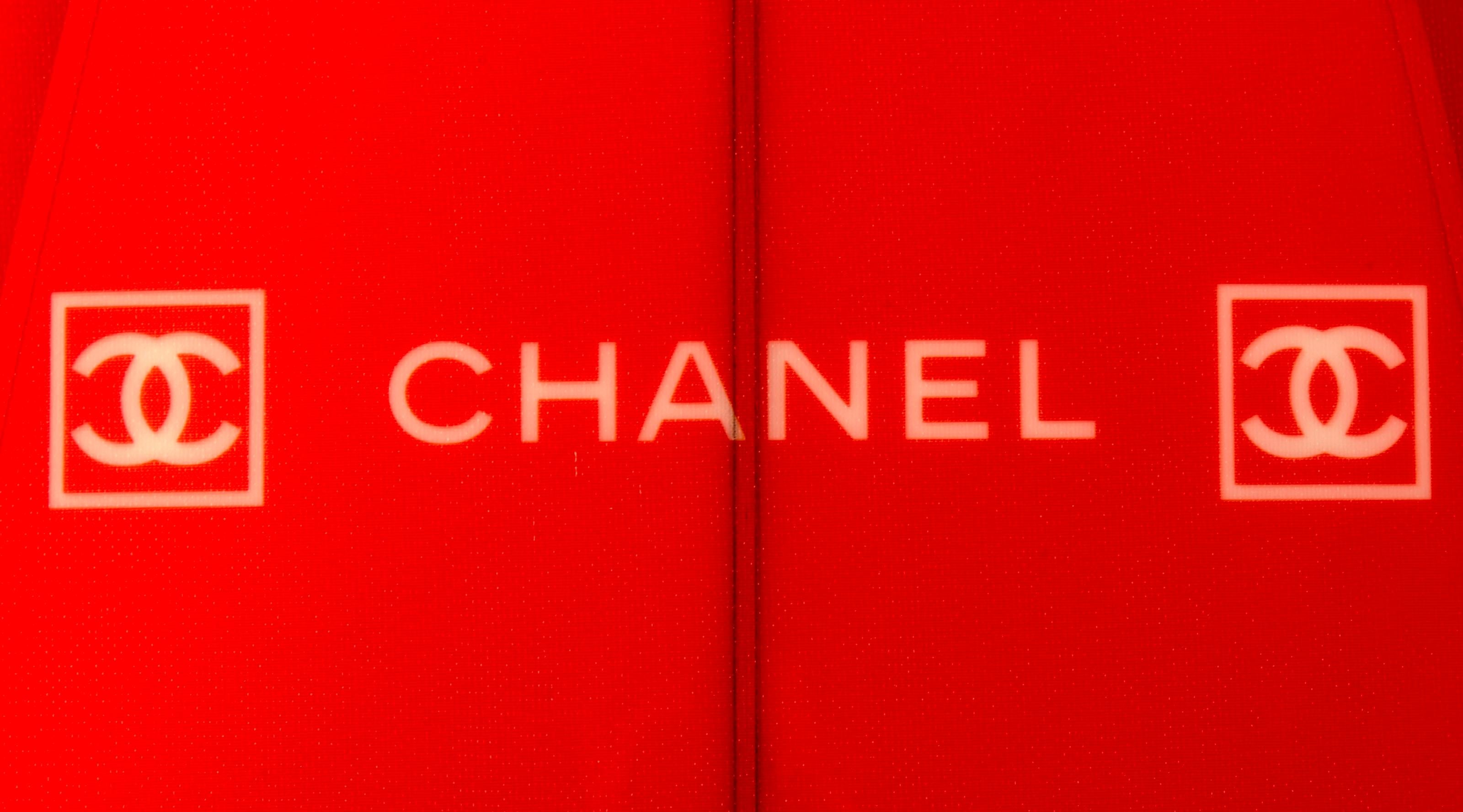 Chanel Rotes Surfboard aus Kohlenstofffaser mit Farbverlauf im Zustand „Gut“ im Angebot in London, GB