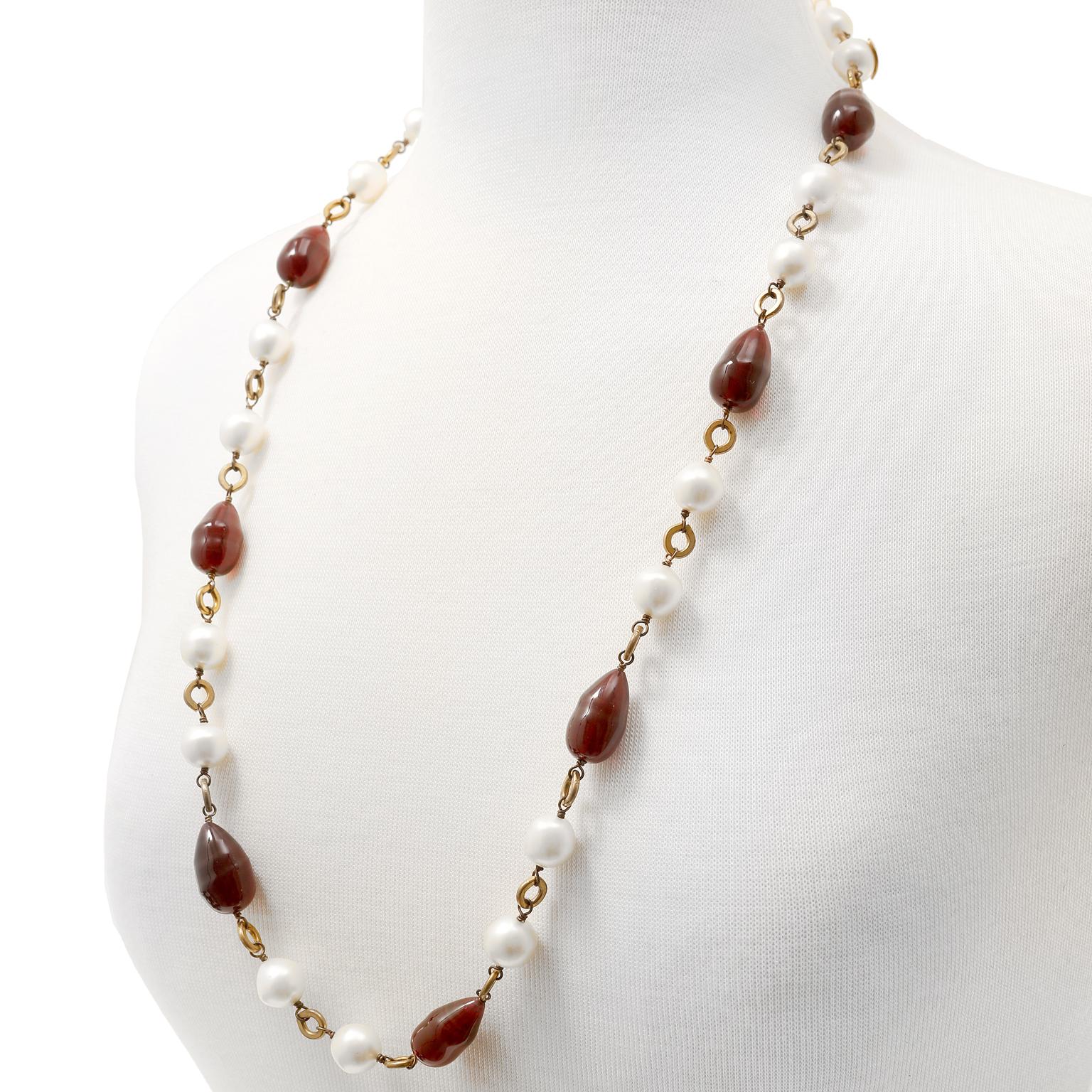 Cet authentique collier Sautoir de Chanel en Gripoix Rouge et Perle est en excellent état vintage des années 1980.  Des perles de verre Gripoix en forme de goutte d'eau d'un rouge profond alternent avec de fausses perles sur une longue chaîne en or.