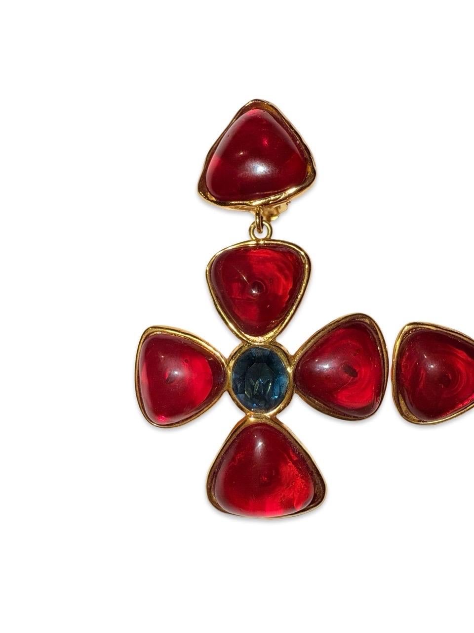 - Orecchini a clip Red Cross gripoix di Chanel, rari e d'epoca, anni '90.  uno strass blu al centro e un gripoix bordeaux a forma di triangolo sulla parte superiore. Incastonato in tonalità oro. 

- Prodotto in Francia. 

- Stagione 26. 

- Altezza:
