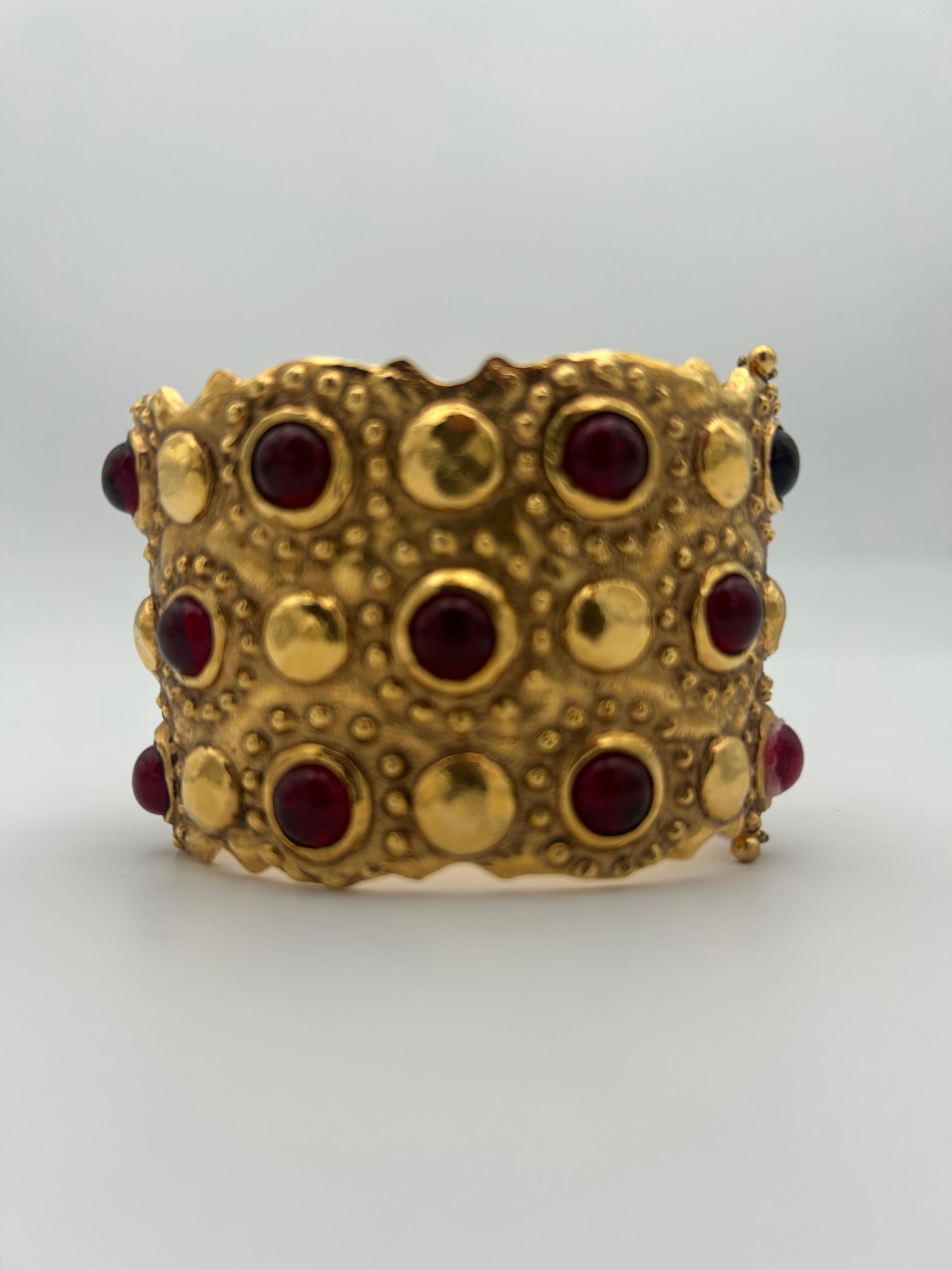 Chanel - Bracelet manchette Gripoix rouge Unisexe en vente