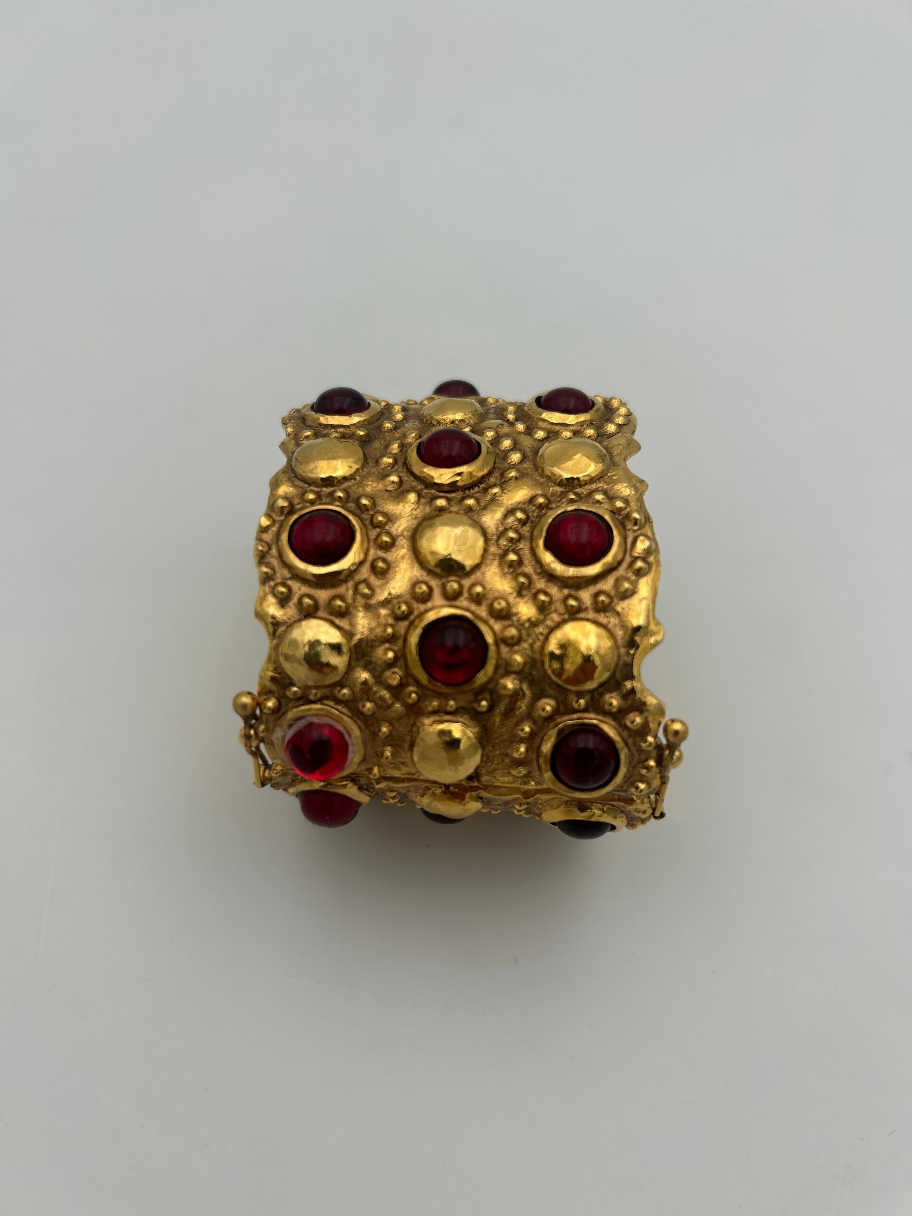 Chanel - Bracelet manchette Gripoix rouge en vente 1
