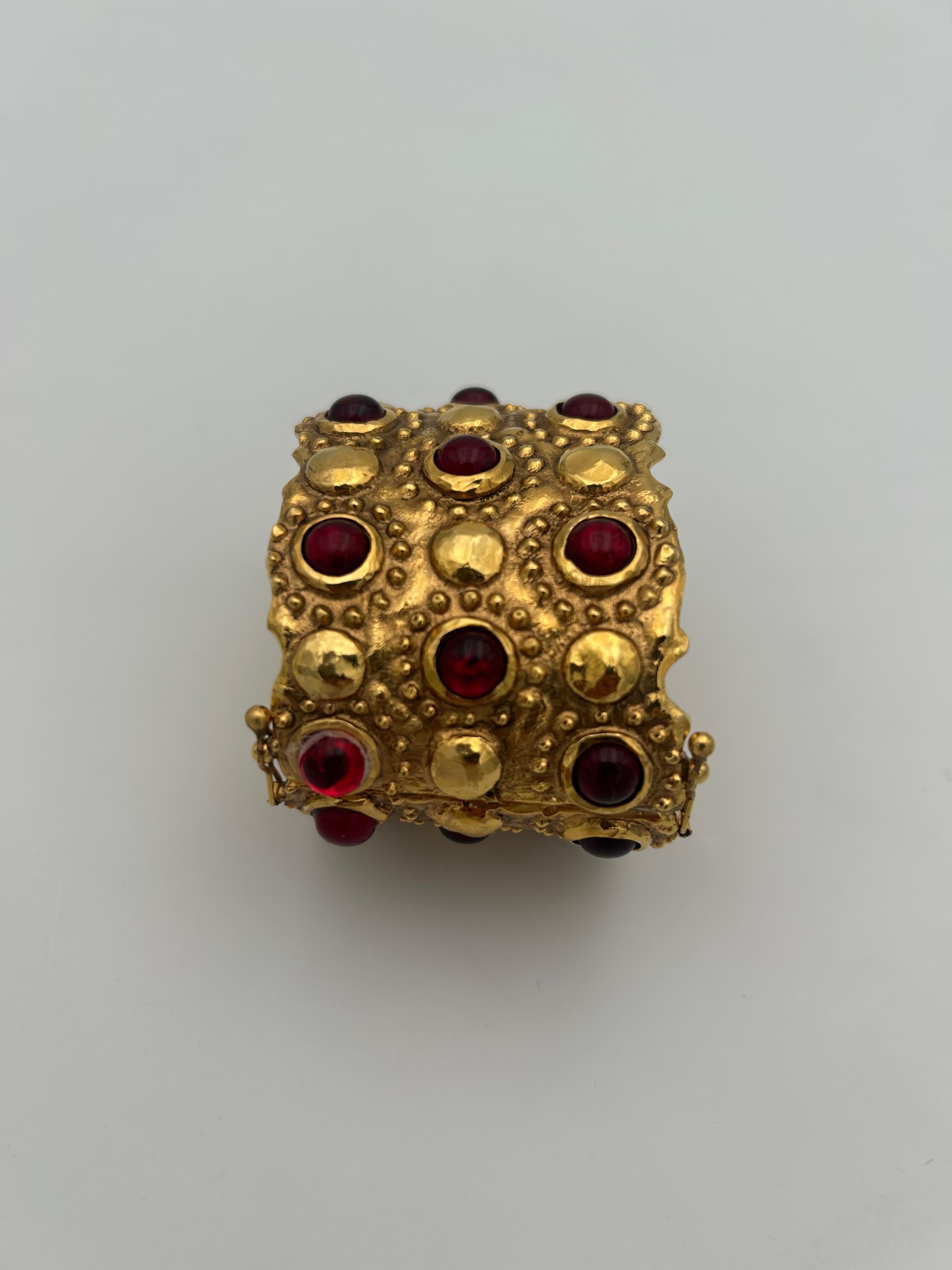 Chanel - Bracelet manchette Gripoix rouge en vente 2
