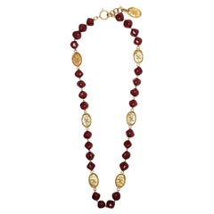 Chanel Halskette aus rotem Gripoix-Glas mit Perlen und vergoldeter Münze