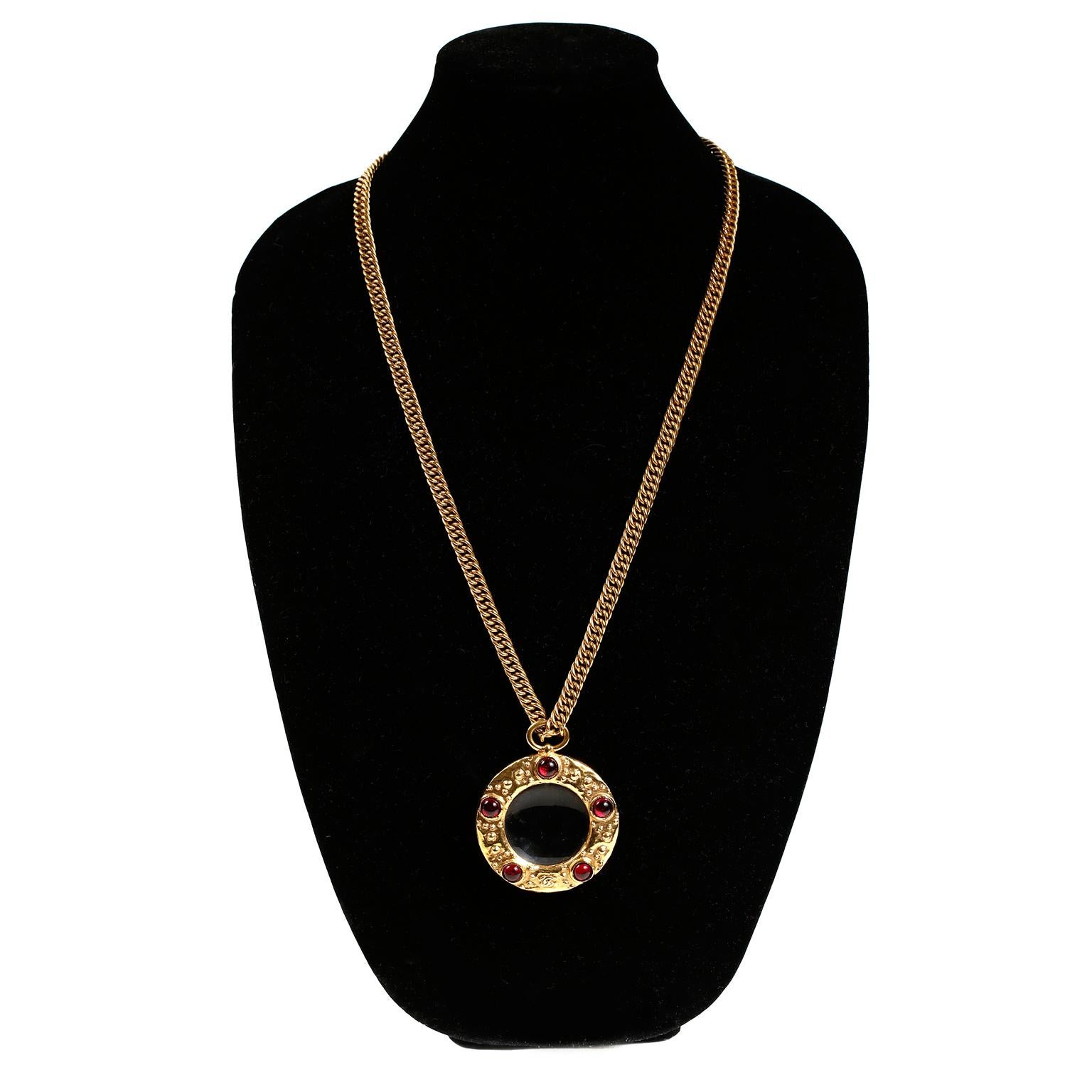 Chanel Red Gripoix Magnifier Monocle Necklace In Good Condition For Sale In Palm Beach, FL