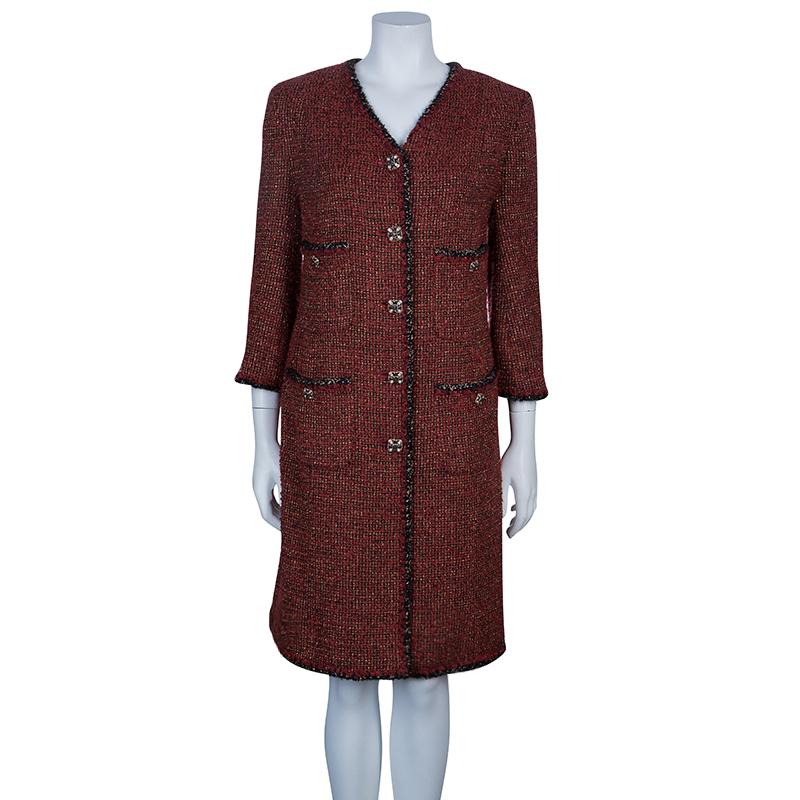 Go vintage with this tweed jacket by Chanel. Made from a wool blend, it features a round neck, long sleeves and a front button fastenings. The highlights are the four front pockets and contrasting trims that dominate the look.

Includes: The Luxury