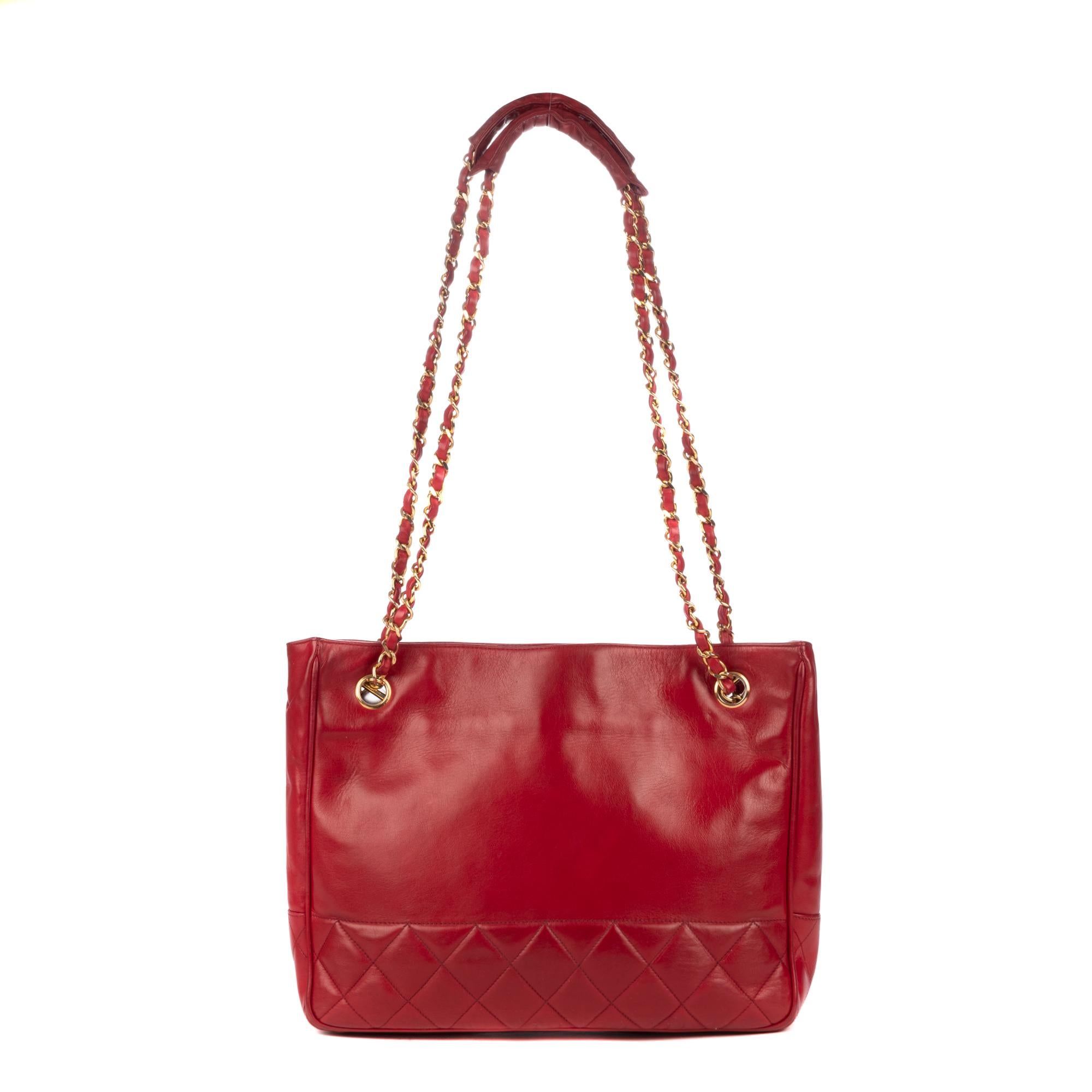  Very nice vintage Chanel tote in red lambskin partially quilted, snap closure, double handle with gold metal chain interlaced with red leather, charm with CC logo.  Red leather interior, double zipped pocket, hologram. 
 Signature: 