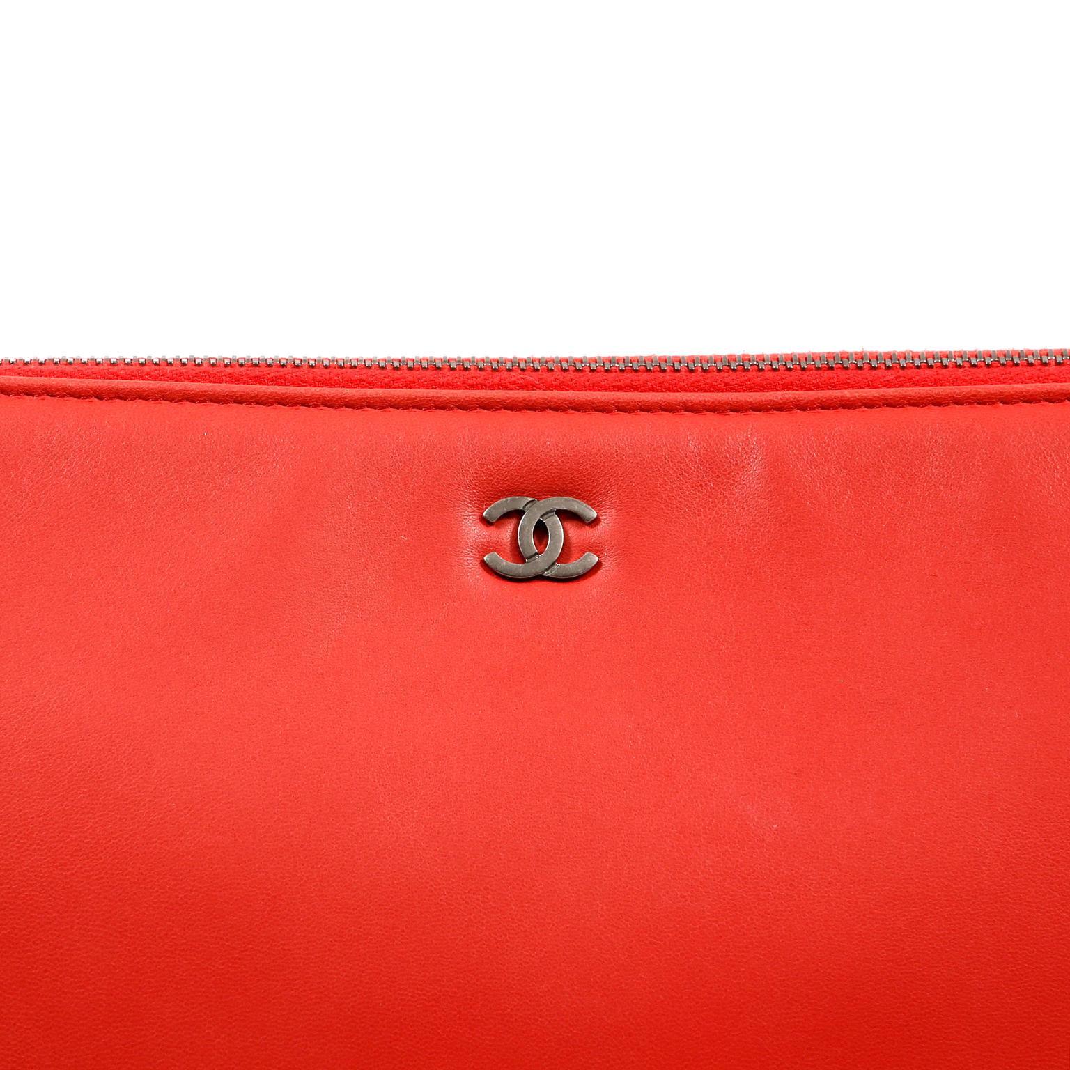 Rouge Chanel - Pochette en cuir d'agneau rouge et cuir verni en vente