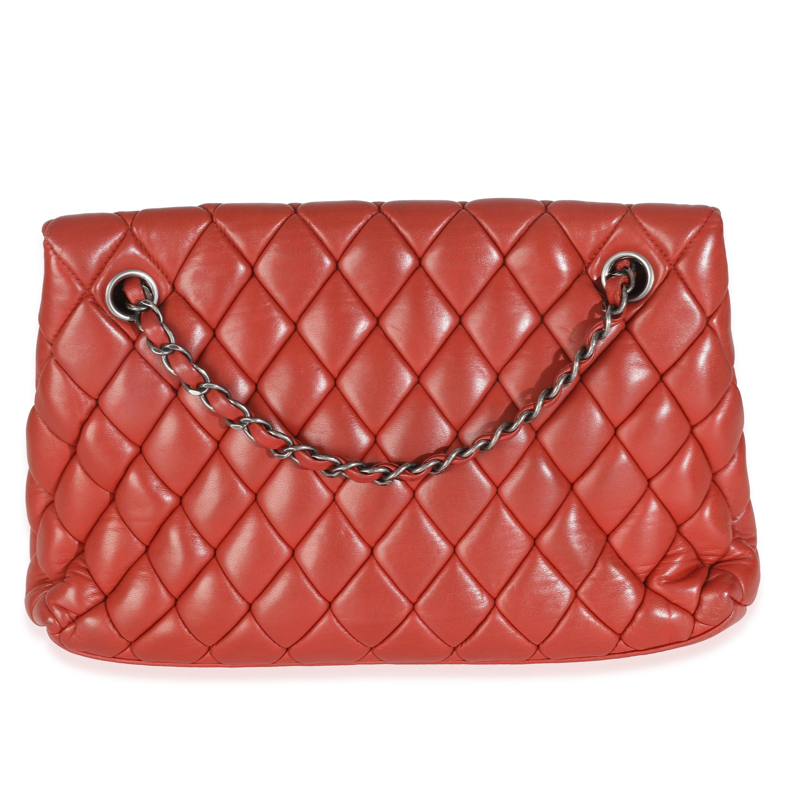 Titre de la liste : Chanel - Grand sac à rabat en cuir d'agneau rouge New Bubble
SKU : 147191
Condit : Usagé 
Description de l'état : Un classique intemporel qui ne se démode jamais, le sac à rabat de Chanel date de 1955 et a connu un certain nombre
