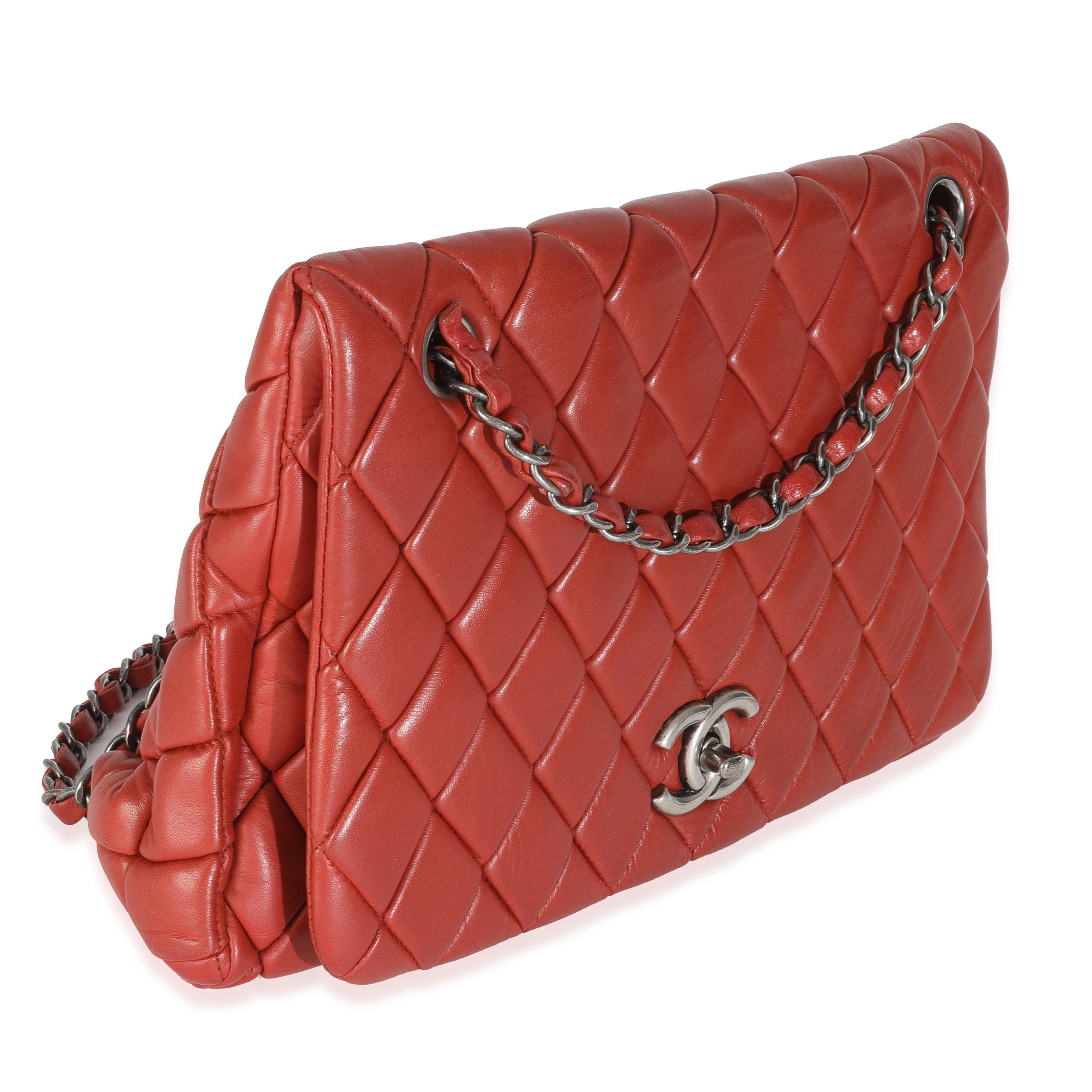 Rouge Chanel - Grand sac à rabat New Bubble en cuir d'agneau rouge en vente