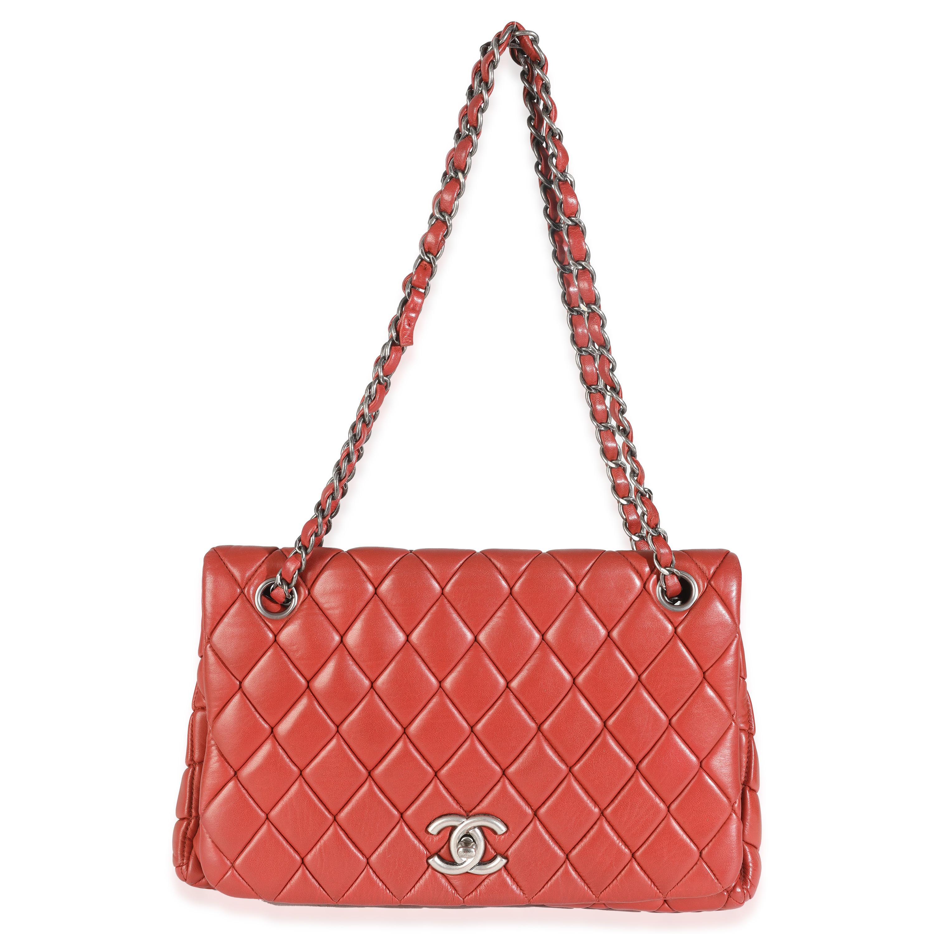 Chanel - Grand sac à rabat New Bubble en cuir d'agneau rouge en vente 1