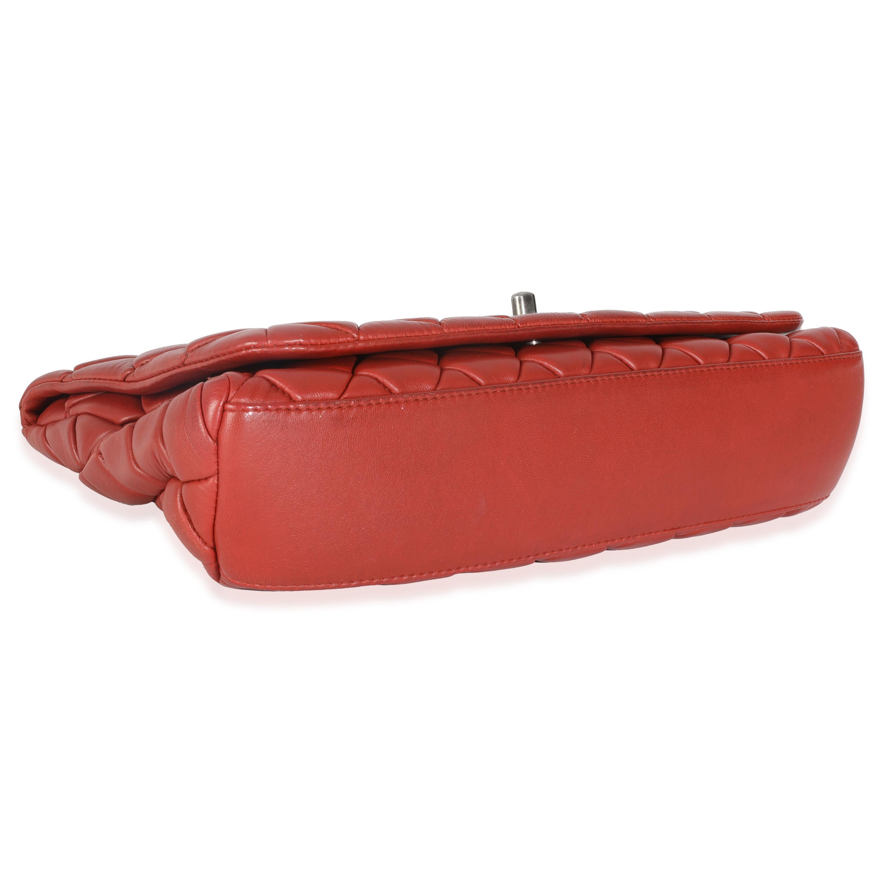 Chanel - Grand sac à rabat New Bubble en cuir d'agneau rouge en vente 2