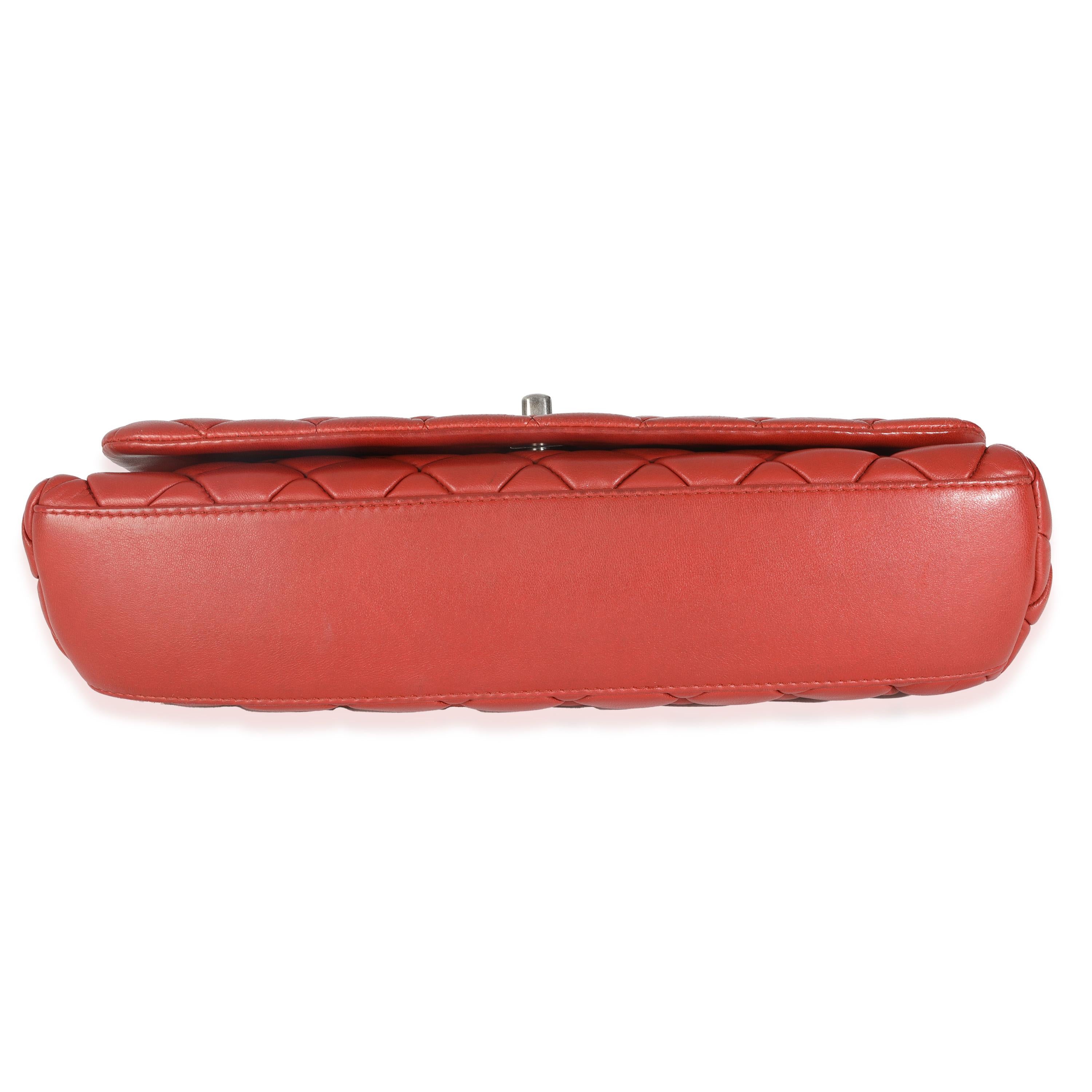 Chanel - Grand sac à rabat New Bubble en cuir d'agneau rouge en vente 3