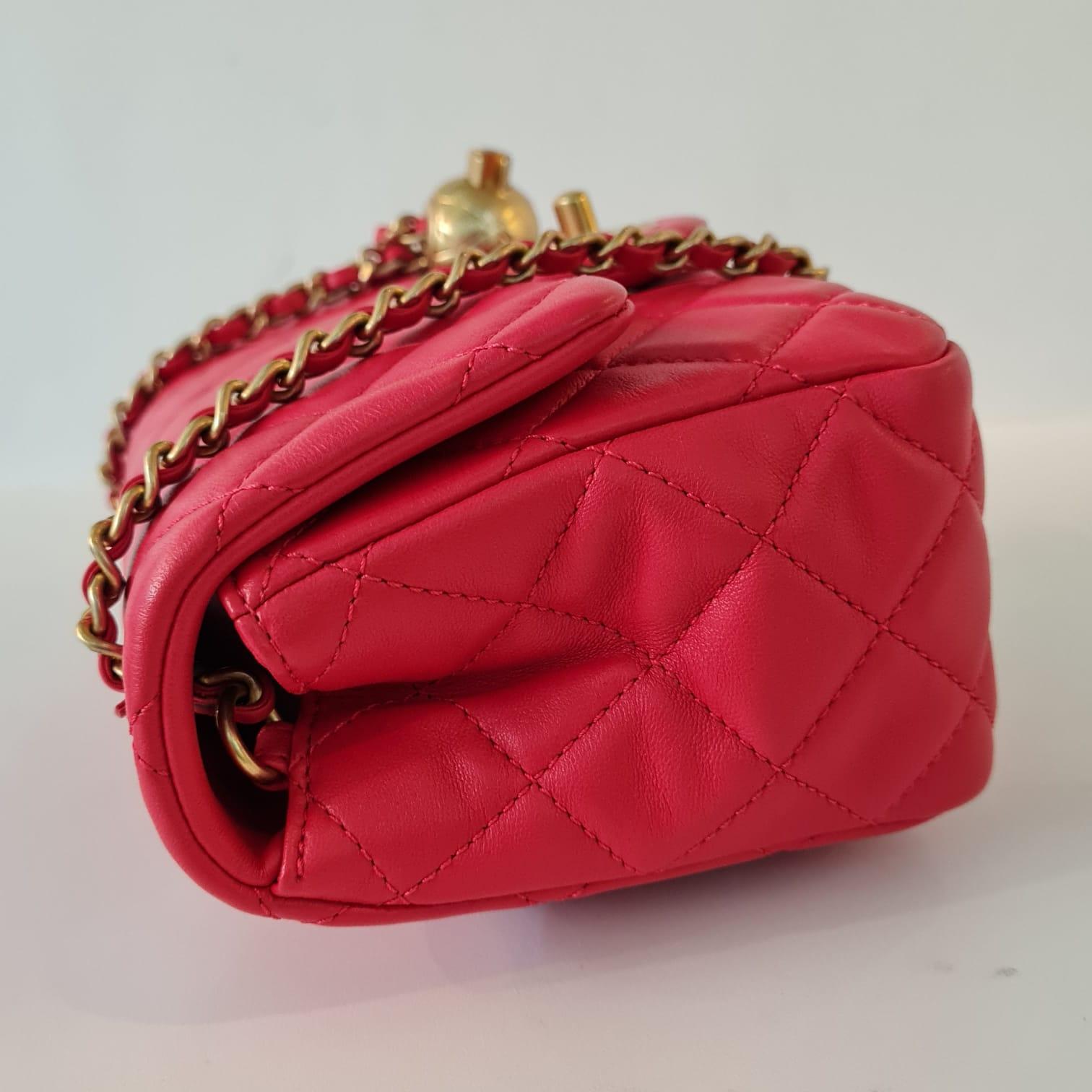 Chanel - Mini sac à rabat carré en cuir d'agneau rouge matelassé avec perles en vente 5