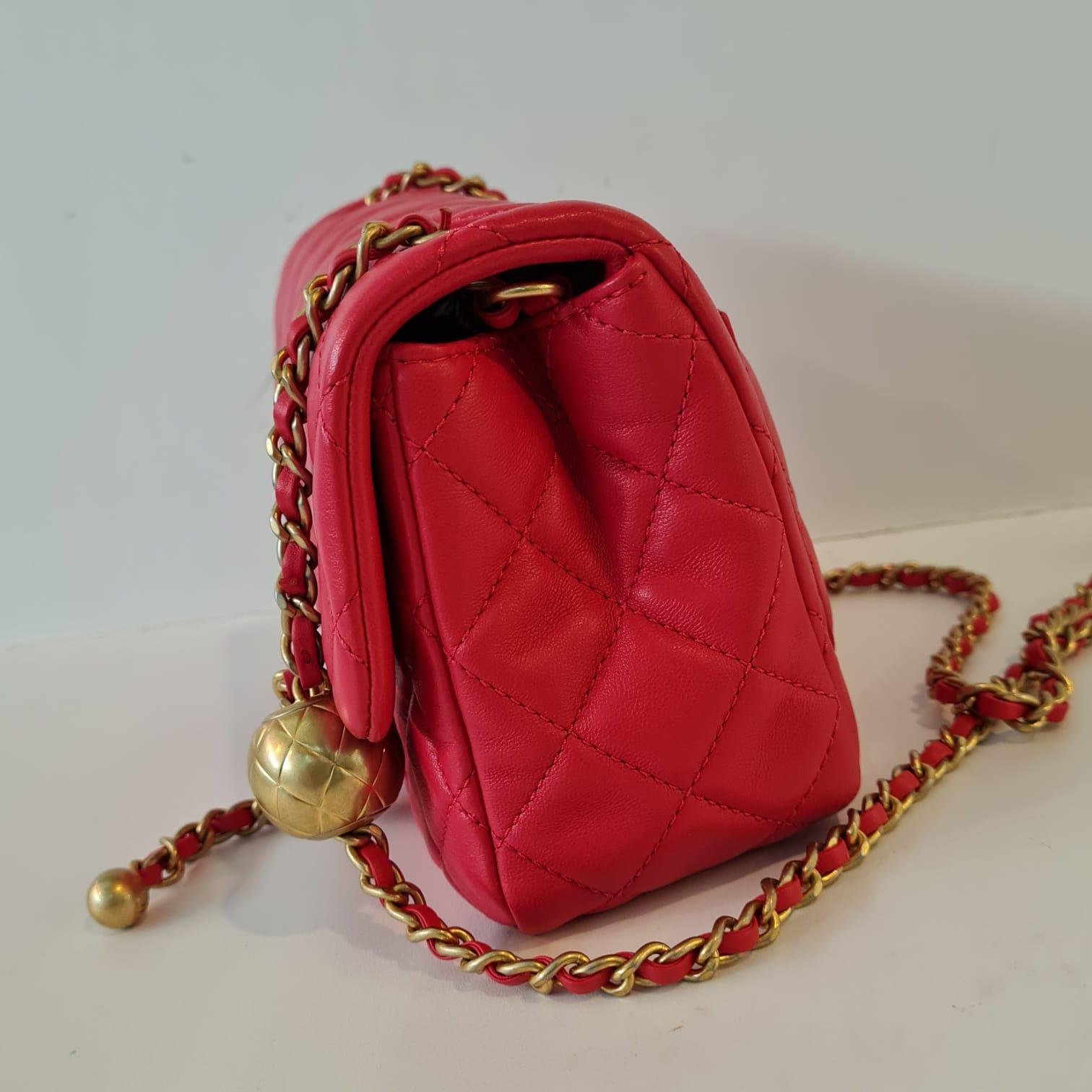 Chanel - Mini sac à rabat carré en cuir d'agneau rouge matelassé avec perles en vente 6