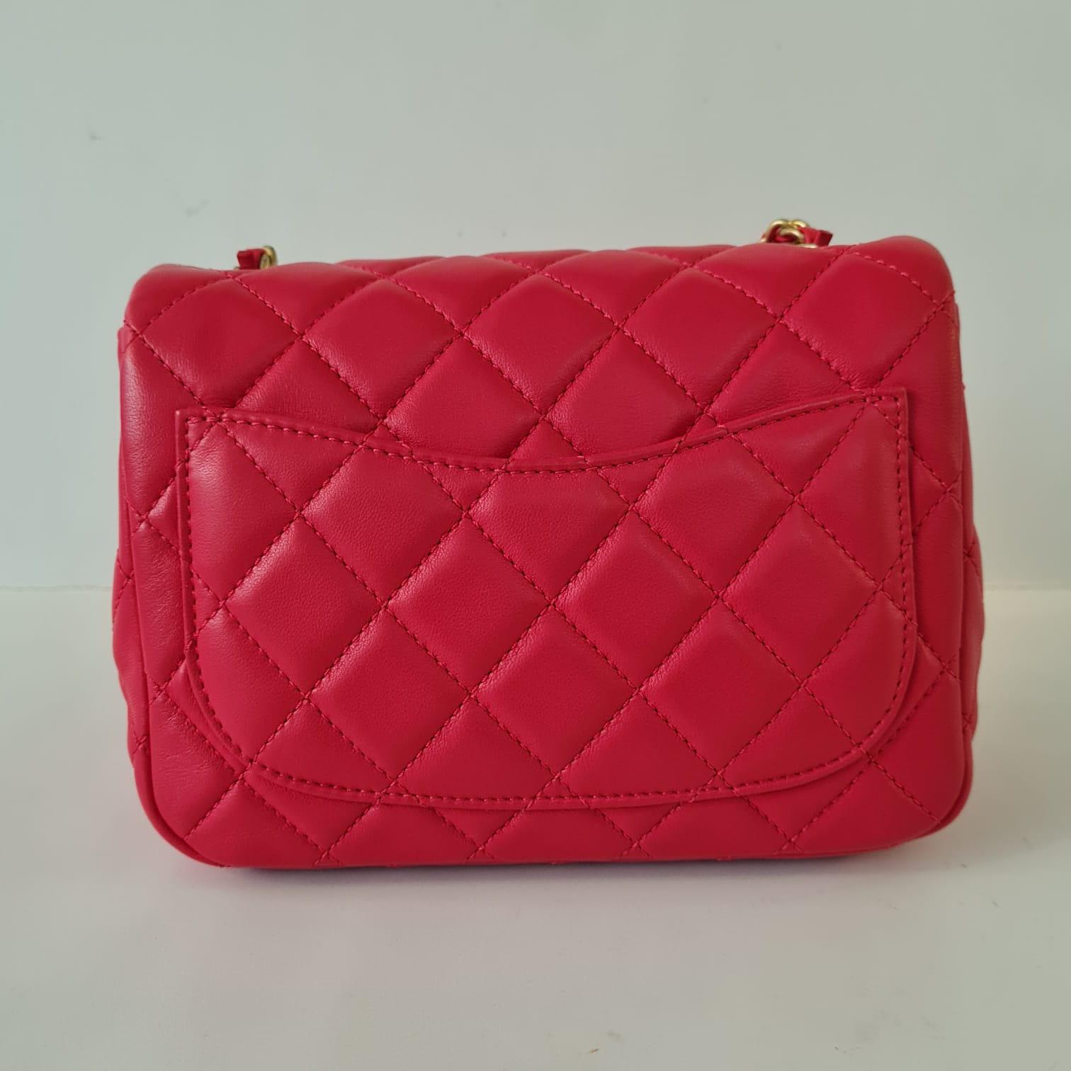 Chanel - Mini sac à rabat carré en cuir d'agneau rouge matelassé avec perles en vente 7