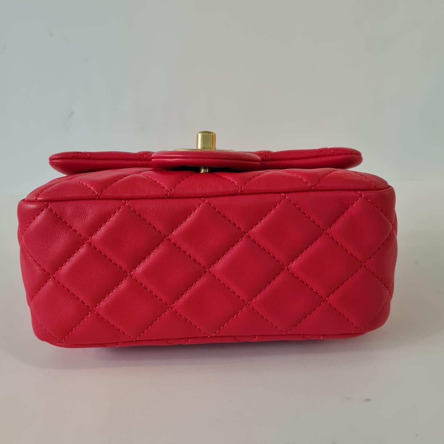 Chanel - Mini sac à rabat carré en cuir d'agneau rouge matelassé avec perles en vente 8