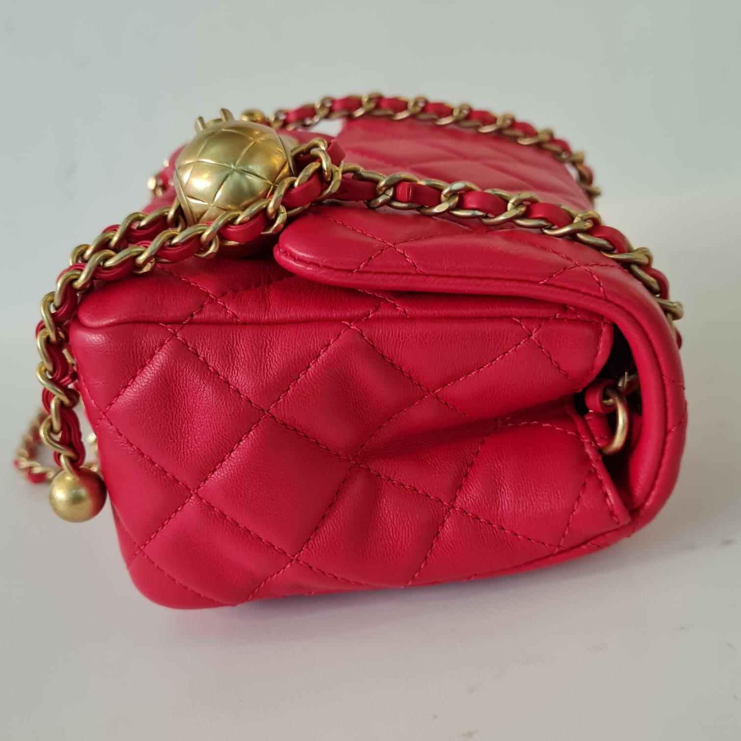 Chanel - Mini sac à rabat carré en cuir d'agneau rouge matelassé avec perles en vente 9