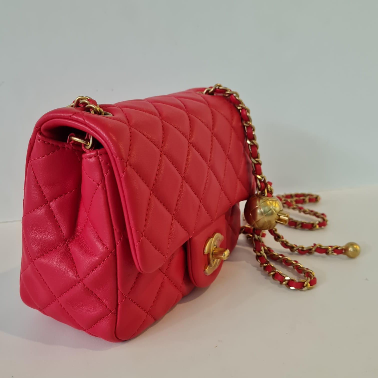 Chanel - Mini sac à rabat carré en cuir d'agneau rouge matelassé avec perles en vente 10